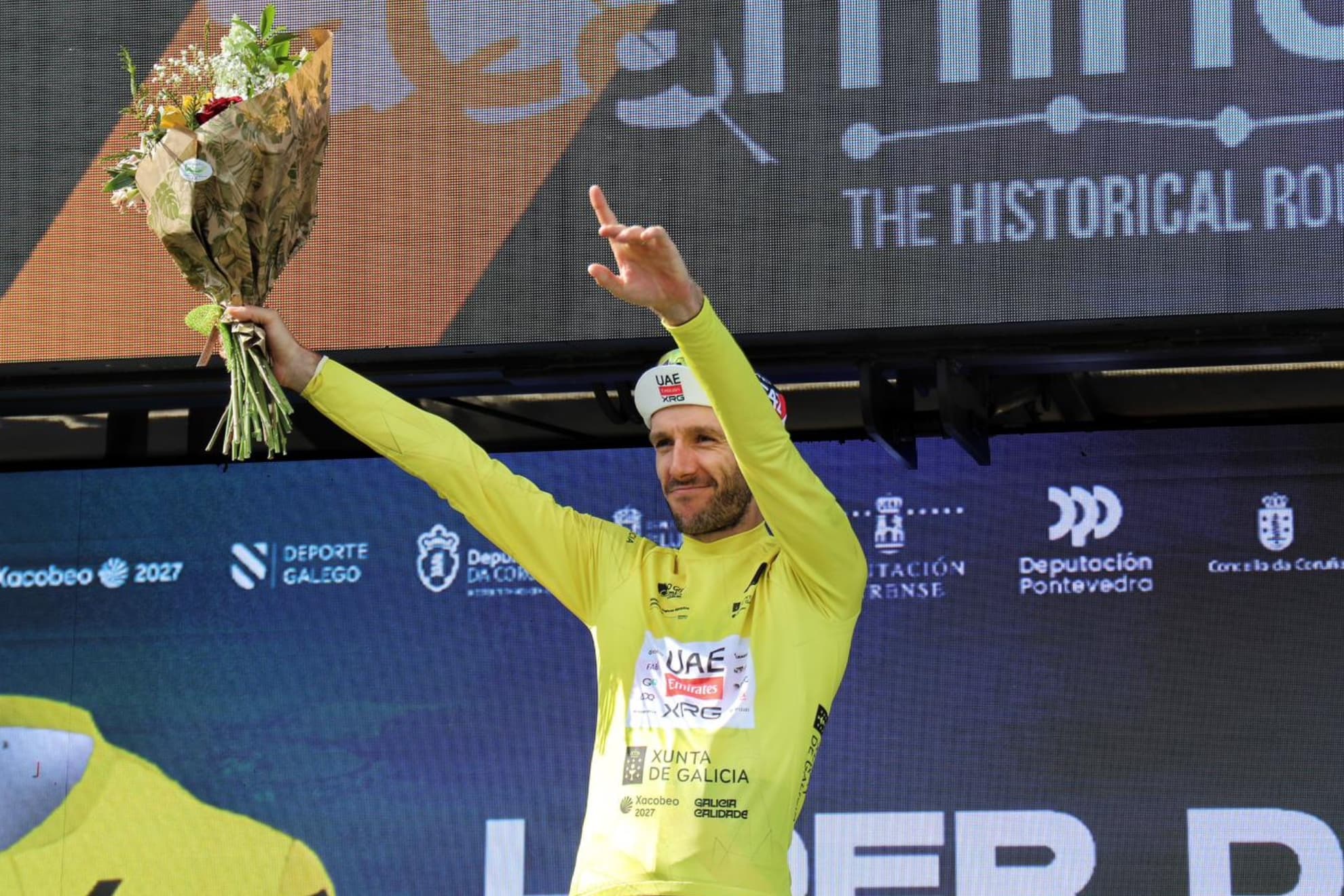 Adam Yates, en el podio de Galicia.