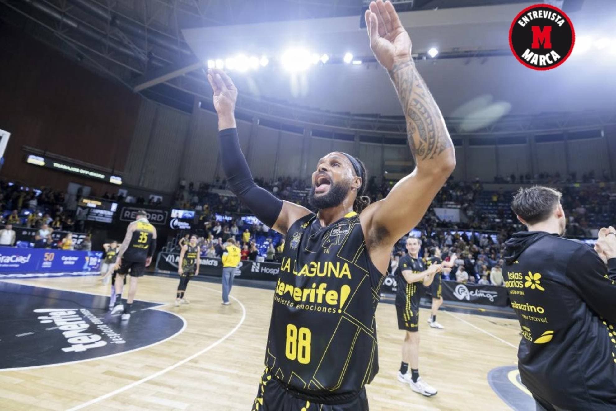 Patty Mills celebra una triunfo en La Laguna durante su estancia allí.