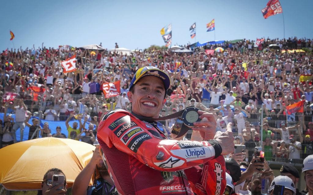 Marc Márquez, con la afición, en Jerez 2025.