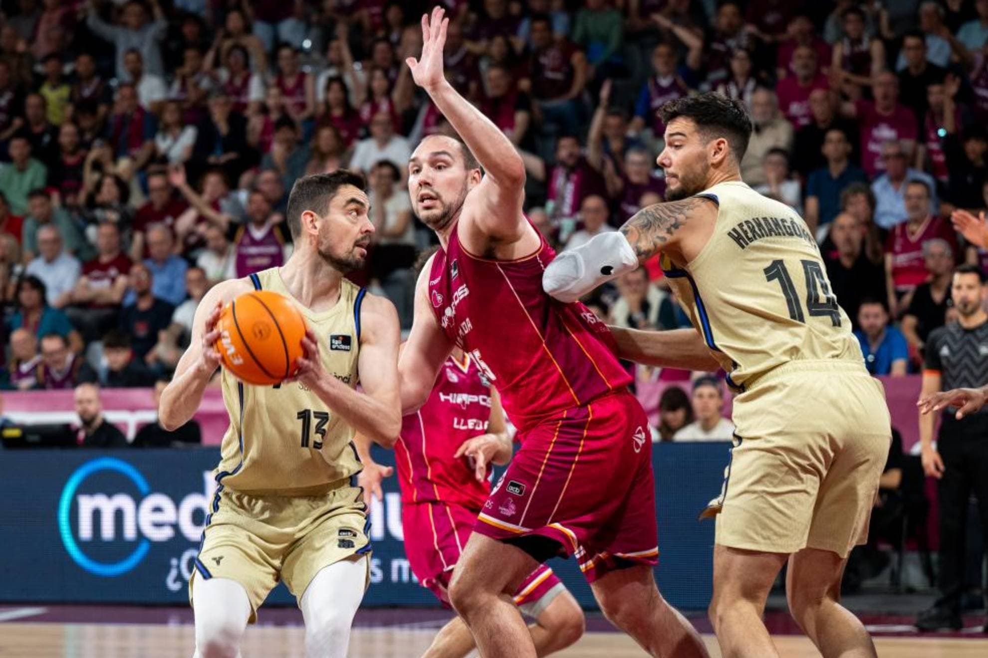 Satoransky intenta pasar el balón ante la defensa de Krutwig.