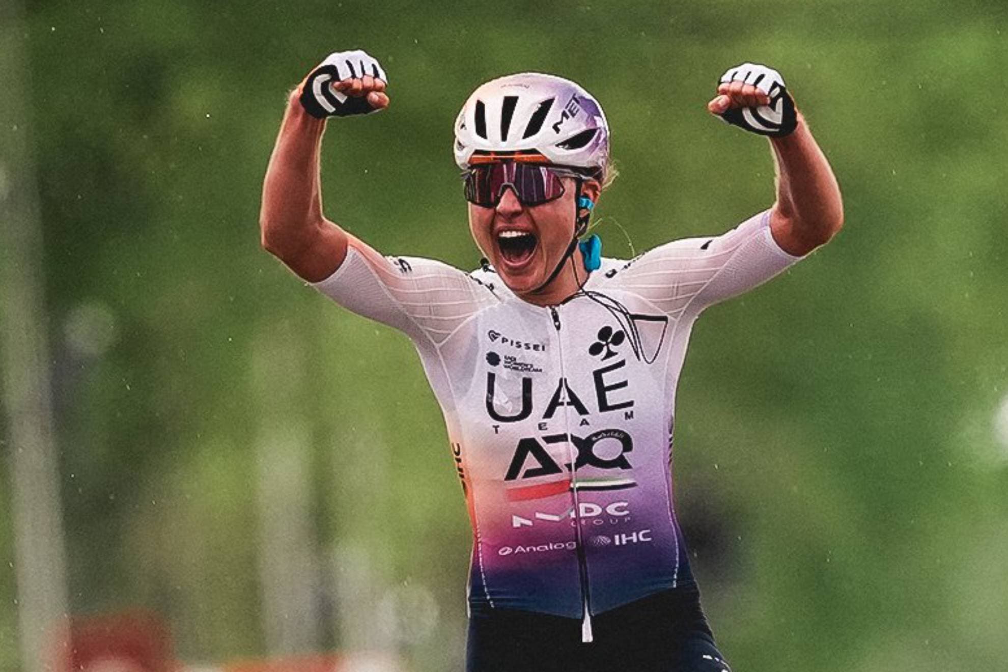 Paula Blasi celebra la victoria en la Amstel.