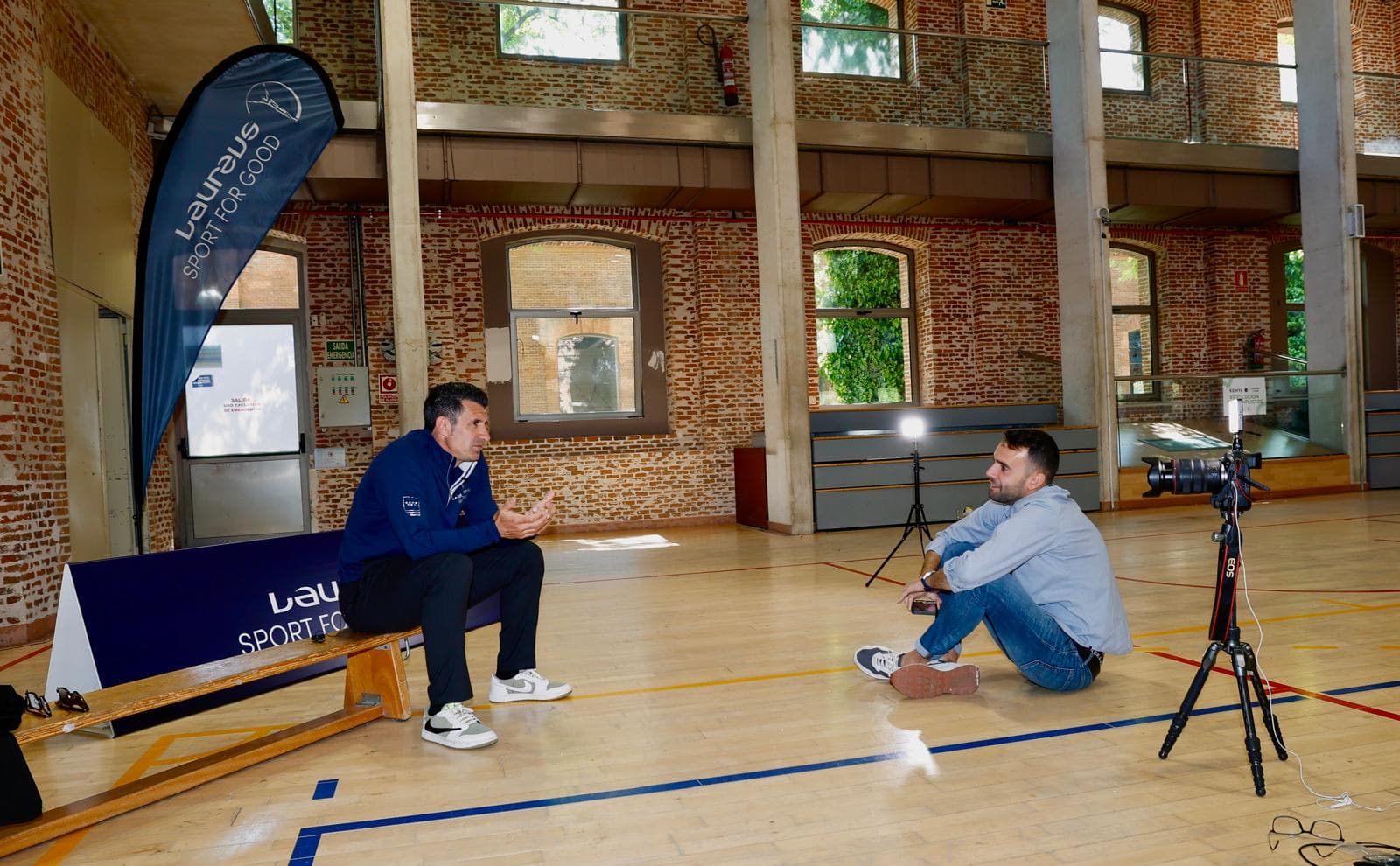 Luis Figo junto al redactor de MARCA durante la entrevista.