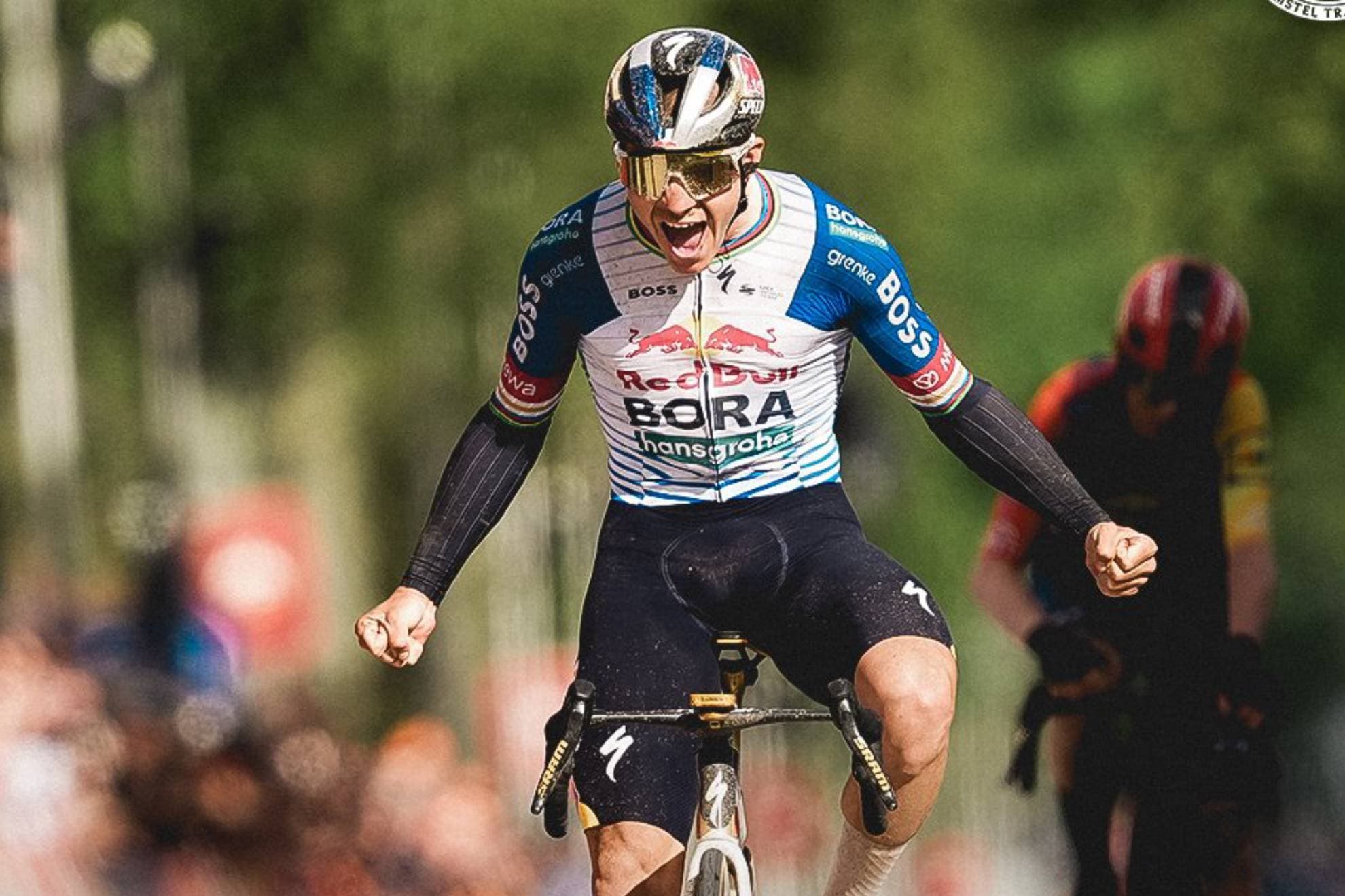 Remco Evenepoel celebra la victoria en la Amstel.
