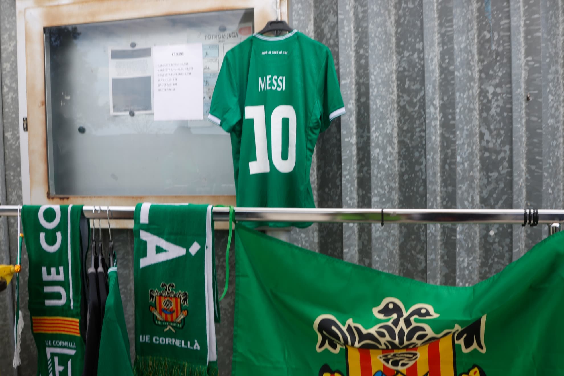 En venta la camiseta del Cornellá con dorsal y nombre de Messi en la espalda.