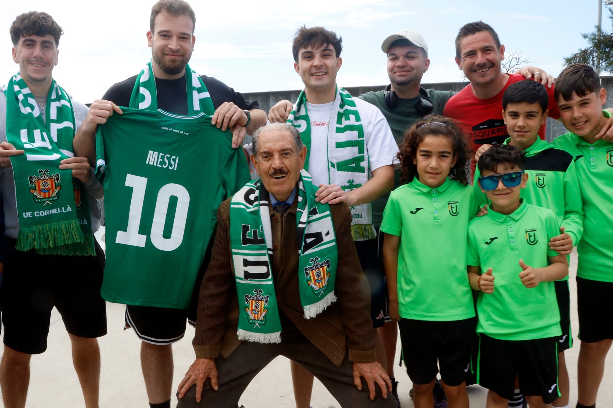 Aficionados posan con la camiseta de Messi.