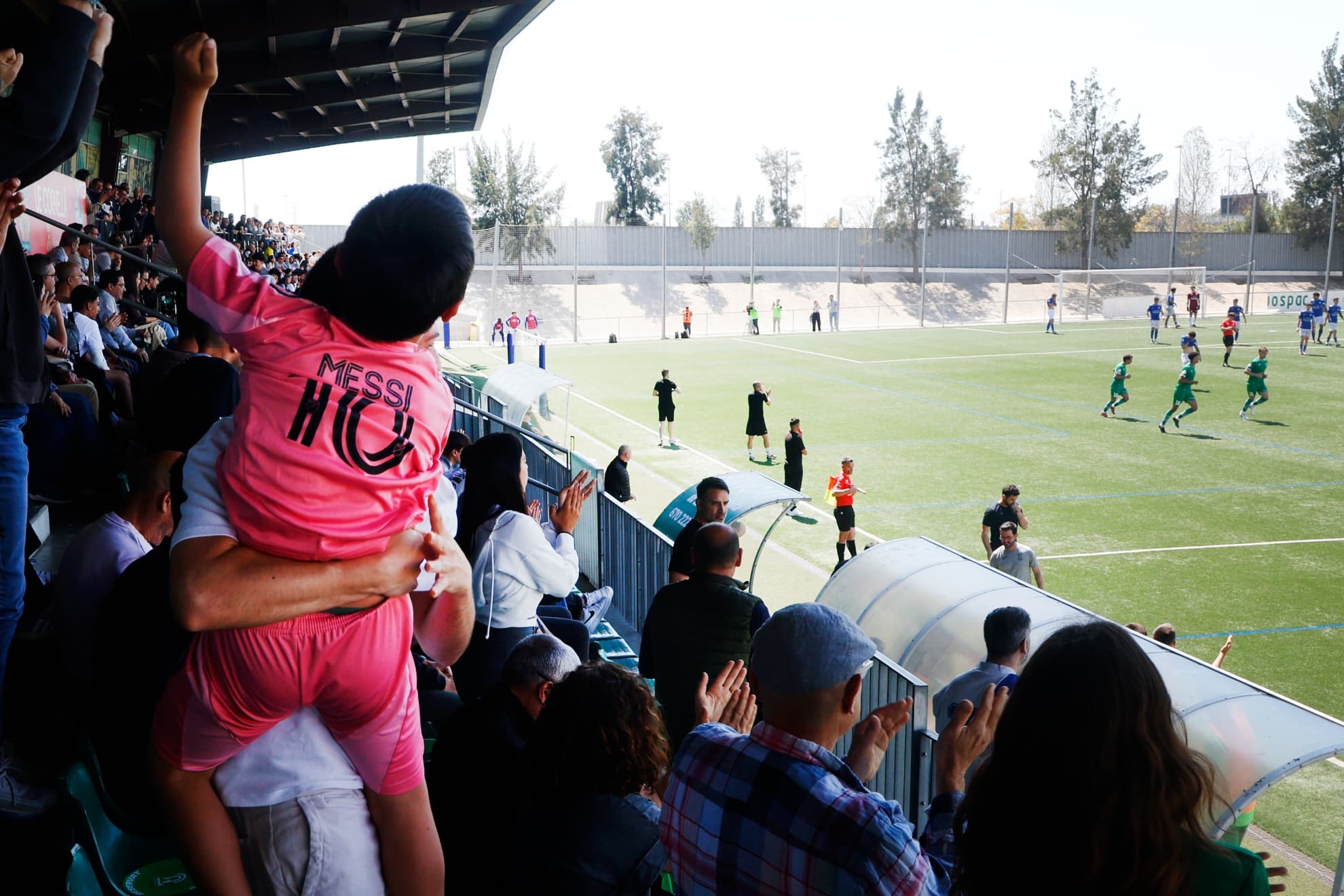 Un niño con la camiseta de Messi celebra el gol del Cornellá.