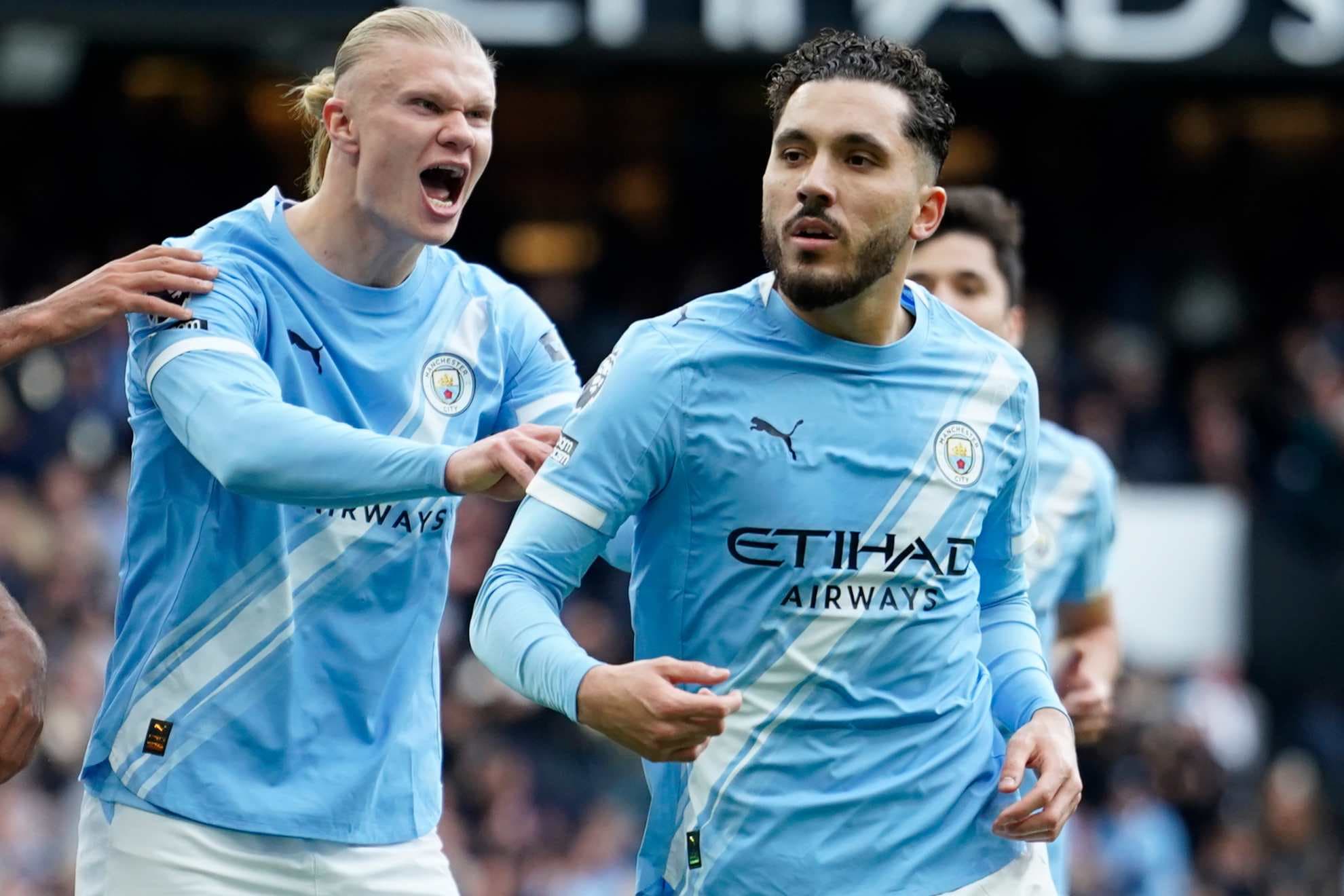 Rayan Cherki celebra su gol ante el Arsenal