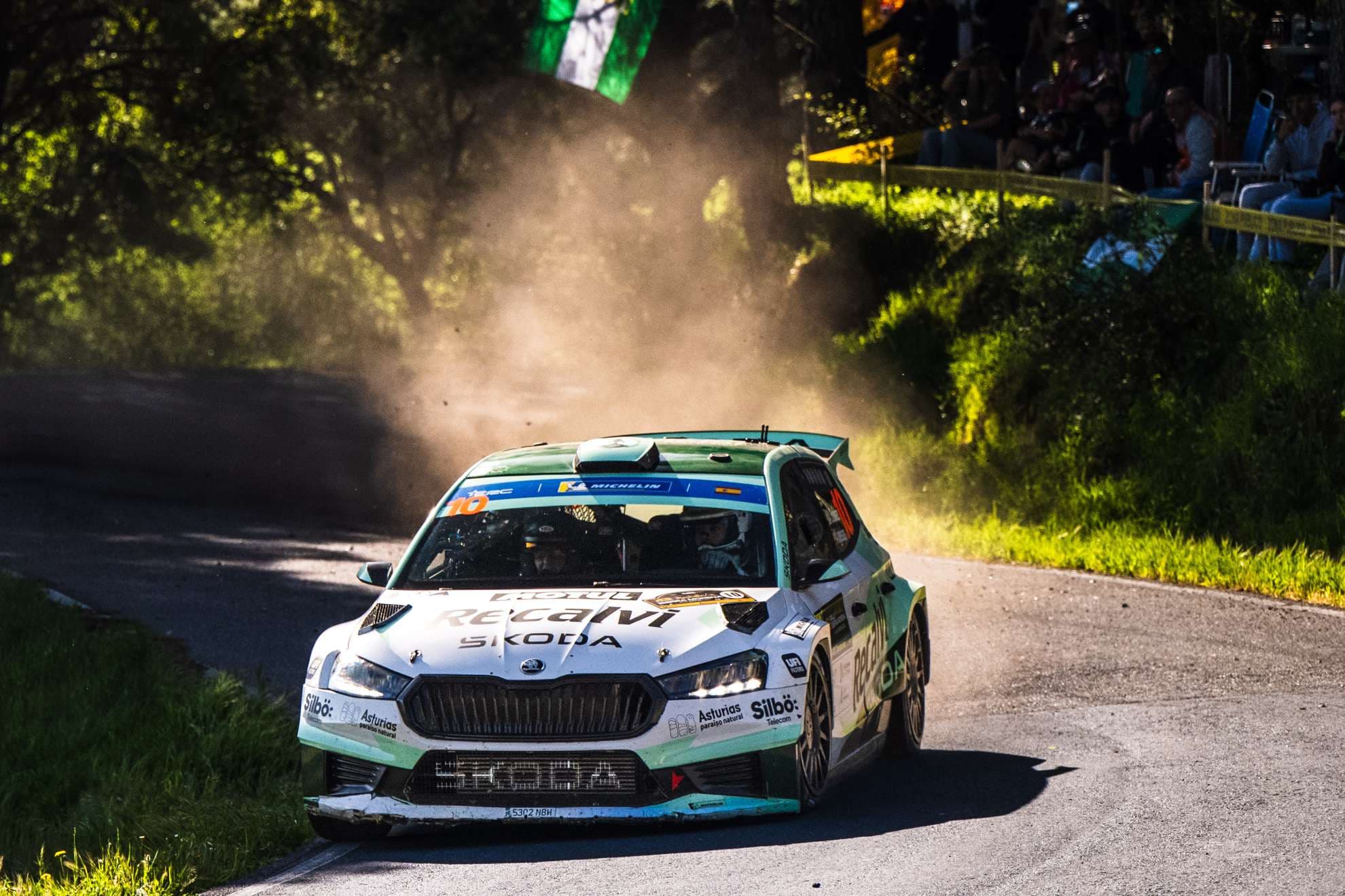 Suárez corriendo ante la afición andaluza.