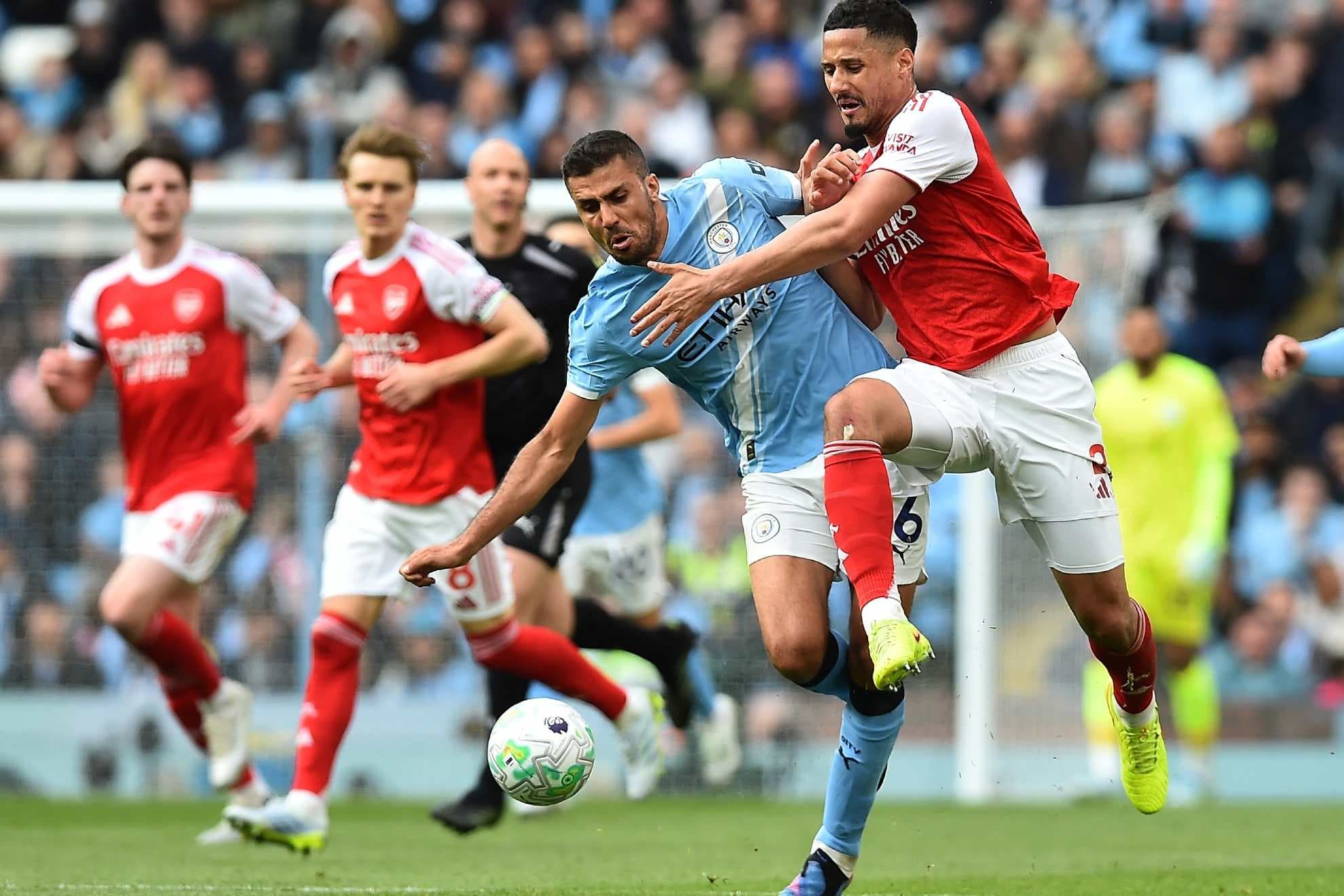 Rodri pelea por un balón durante el partido ante el Arsenal