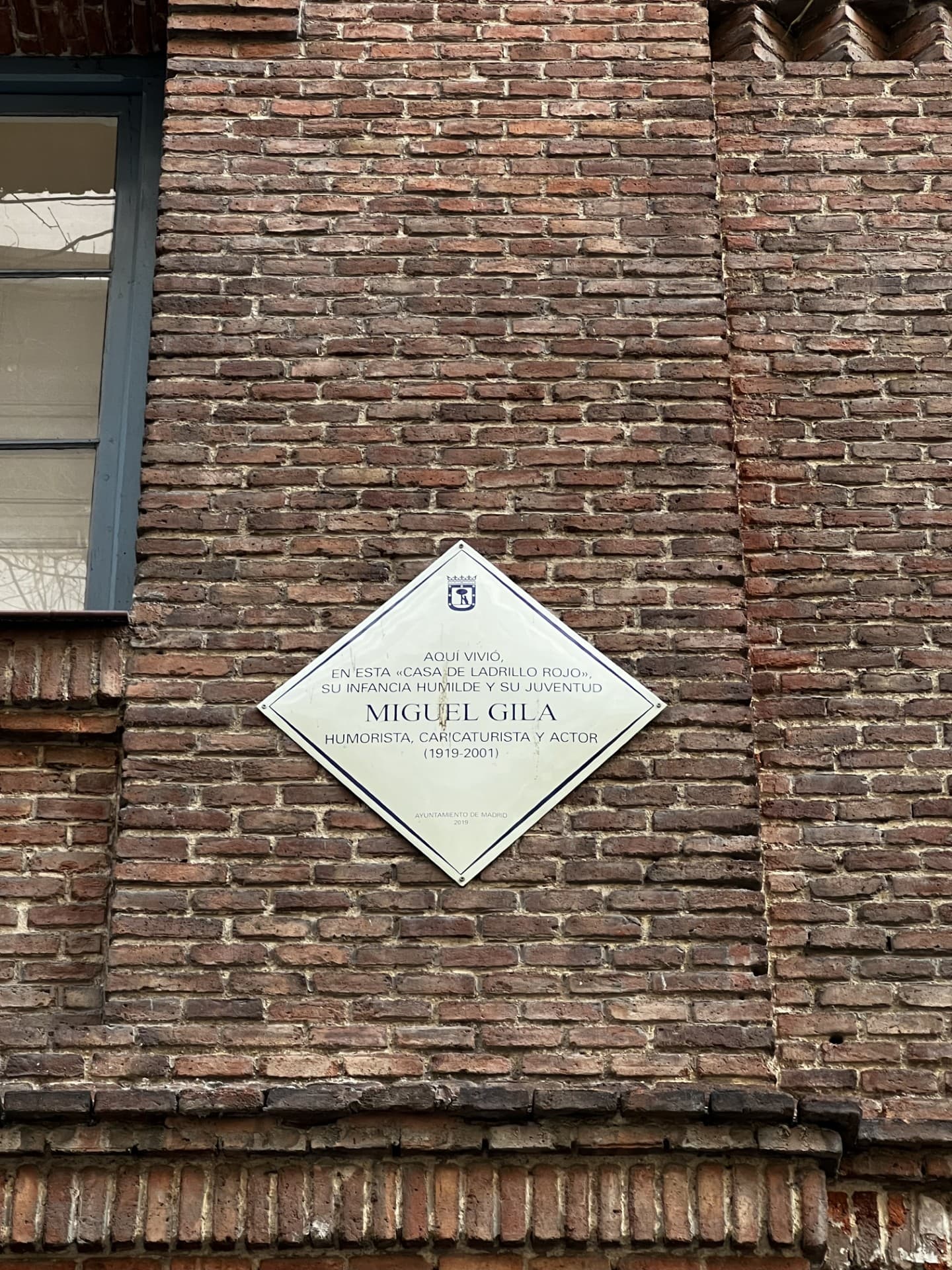 Placa en la casa en la que creció Gila, en la calle Zurbano de Madrid.