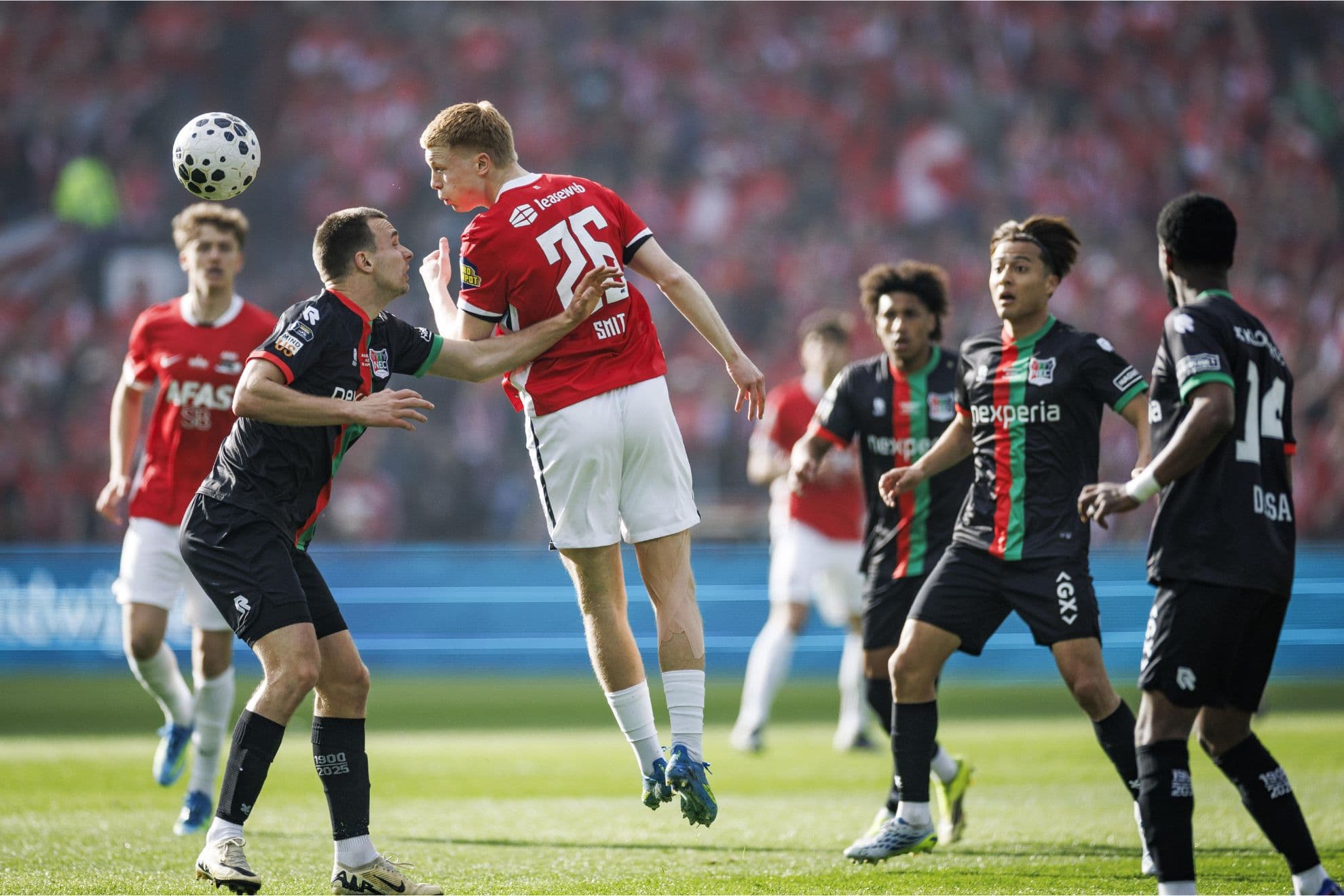 Kees Smit disputa un duelo aéreo