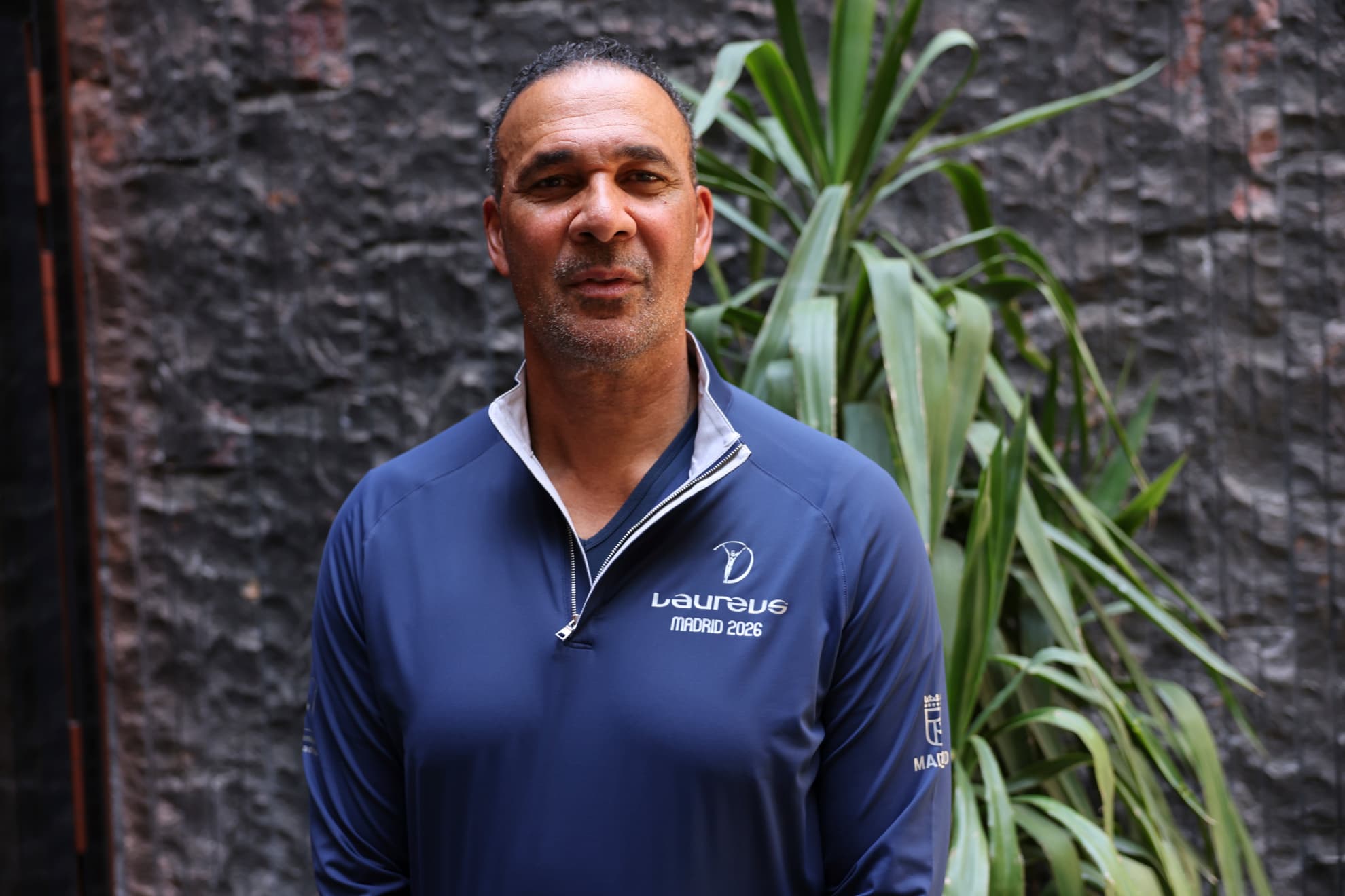 Ruud Gullit posa para MARCA tras la entrevista.