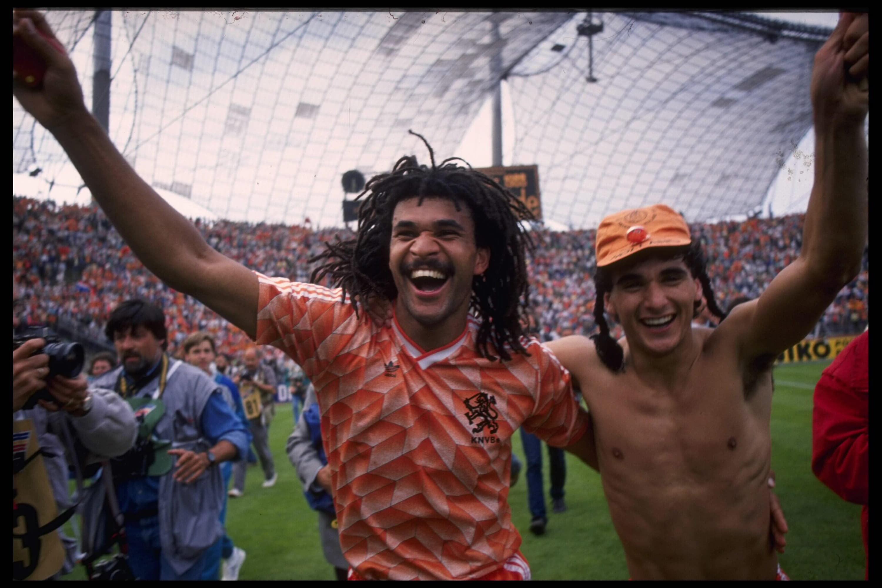 Gullit celebra con un compañero la victoria de Países Bajos en la Eurocopa de 1988.