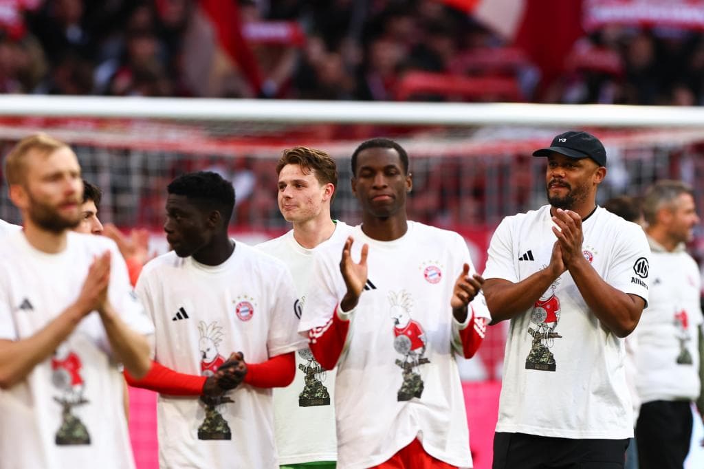Los jugadores con las camisetas y la famosa cacatúa