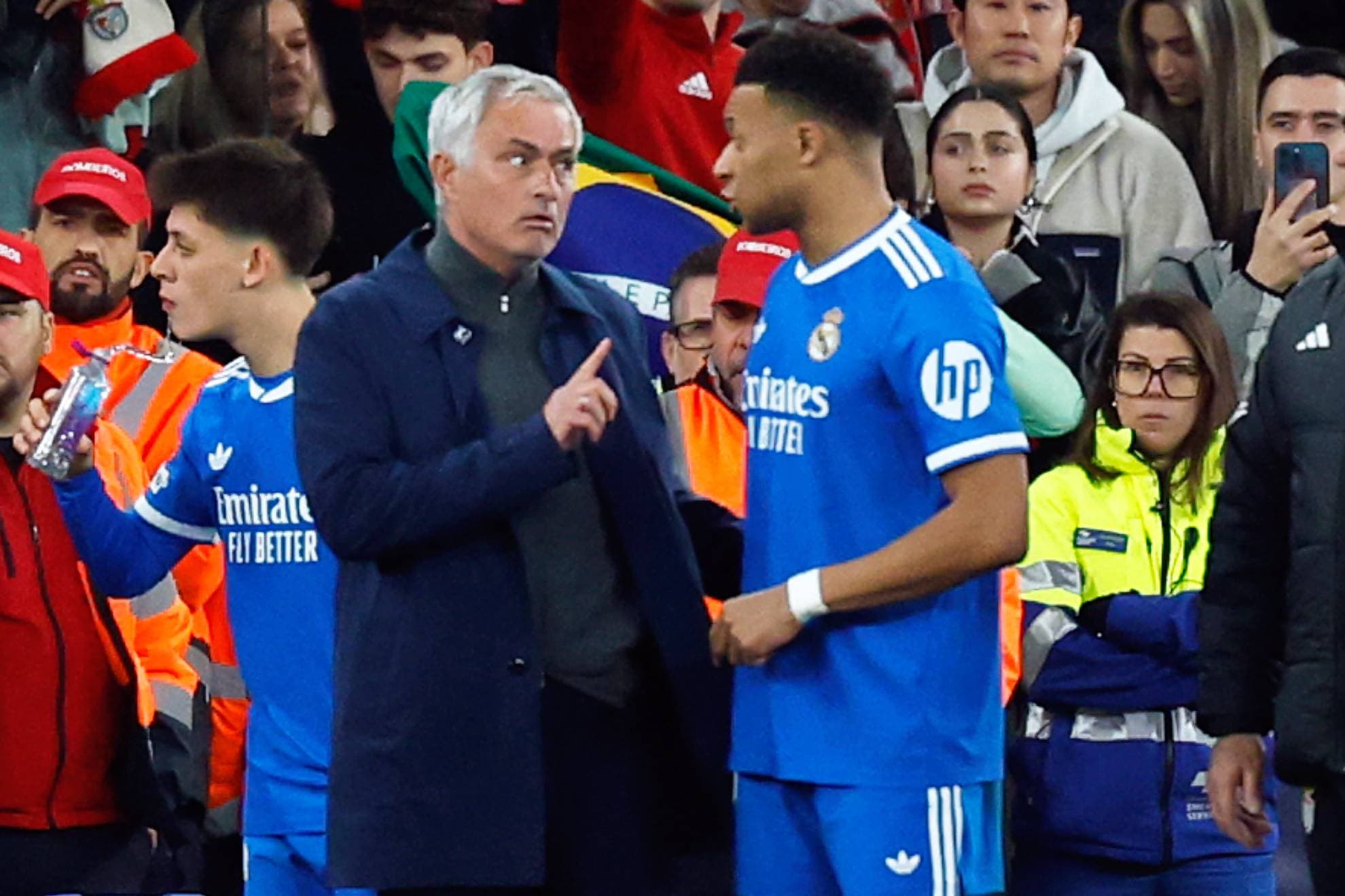 José Mourinho y Mbappé durante el playoff de Champions.