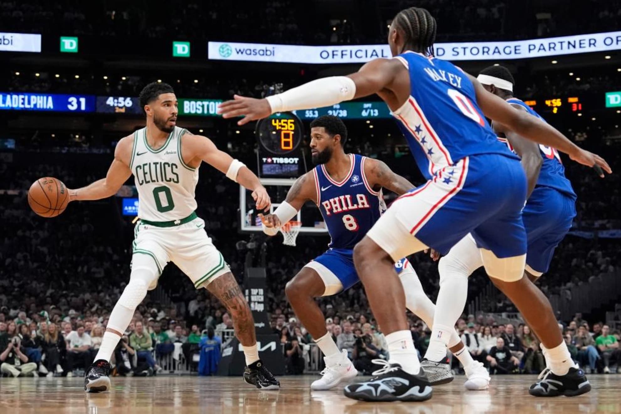 Jayson Tatum busca un pase ante la defensa de Paul George, Adem Bona, Tyrese Maxey.