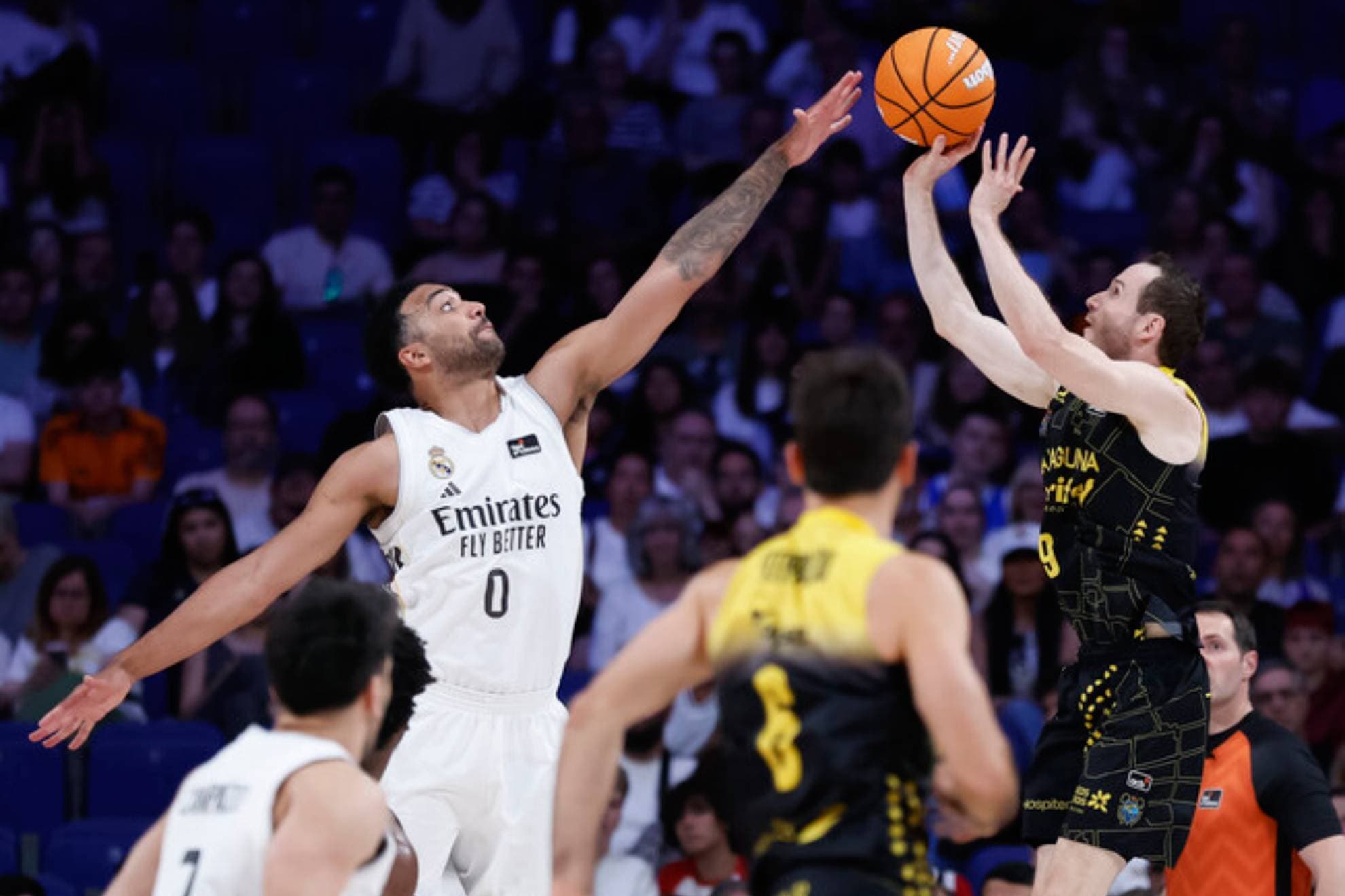 Marcelinho Huertas lanza un triple intentando evitar el tapón de Trey Lyles.