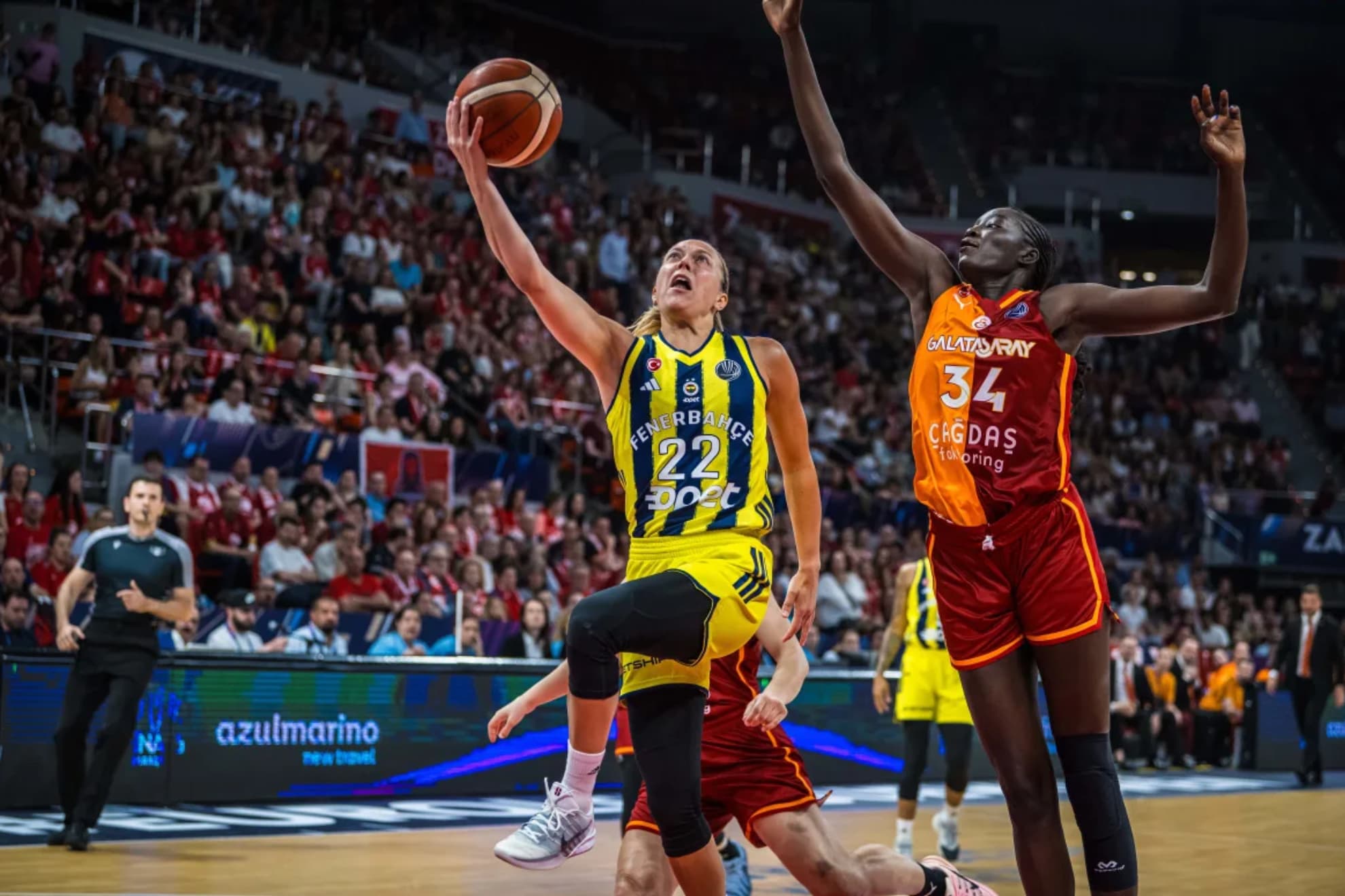 Julie Allemand, la jugadora con más valoración de la final (30) entra a canasta ante Awak Kuir.