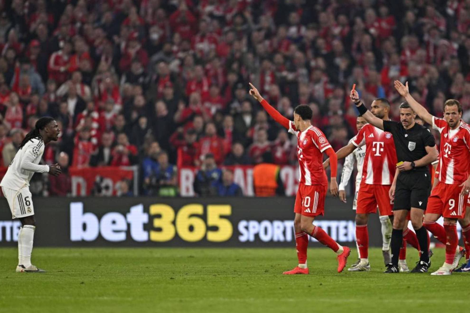 Camavinga protesta su segunda amarilla ante los jugadores del Bayern y el árbitro.