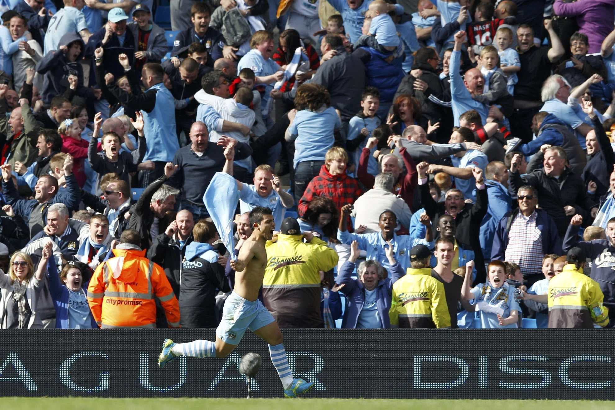 Agüero celebra el gol que le dio al City una Premier League en 2012