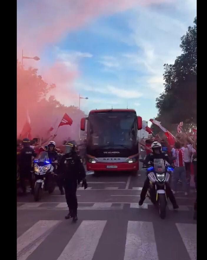 Recibimiento al autobús del Almería.