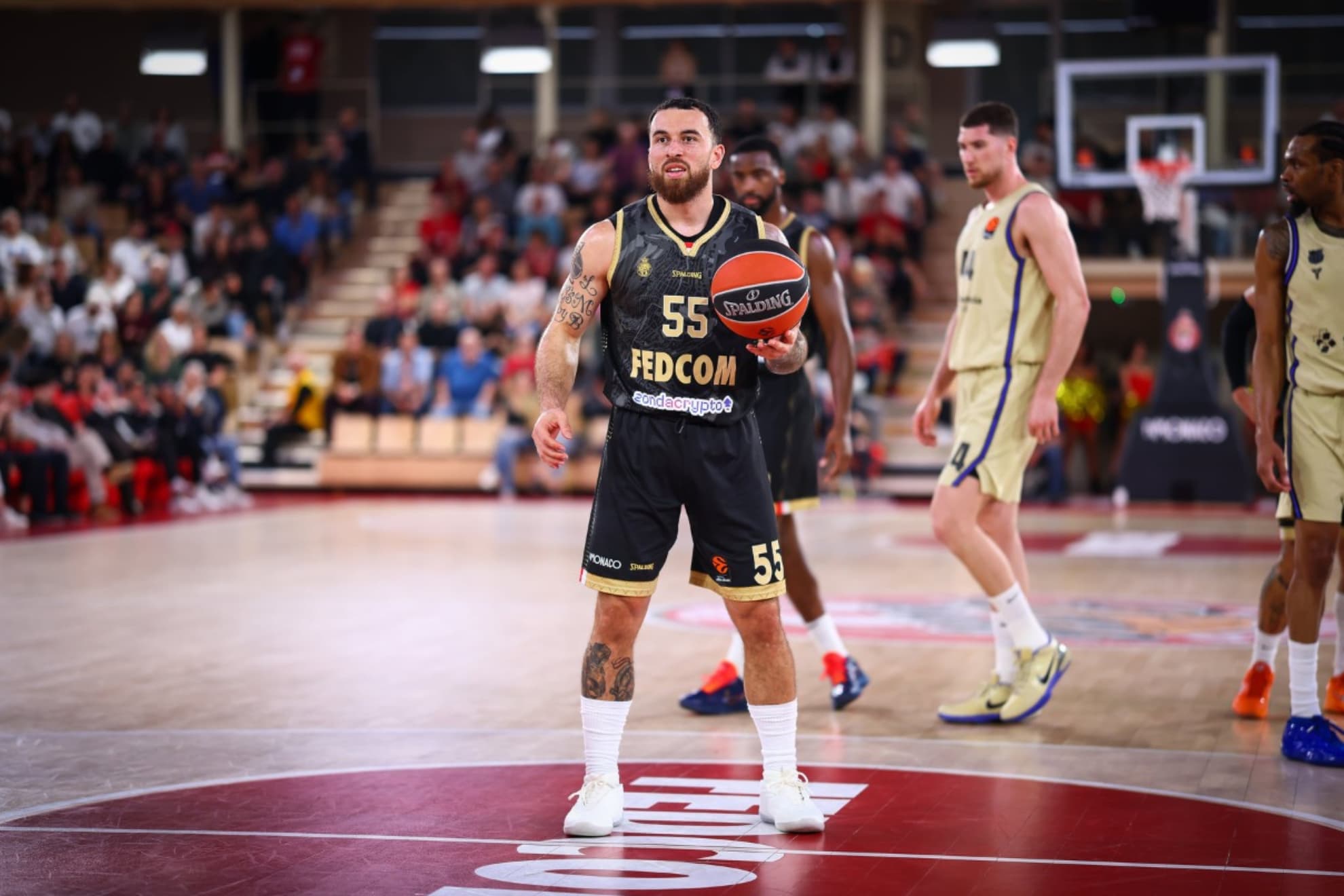 Mike James lanza un tiro libre en un partido ante el Barça.
