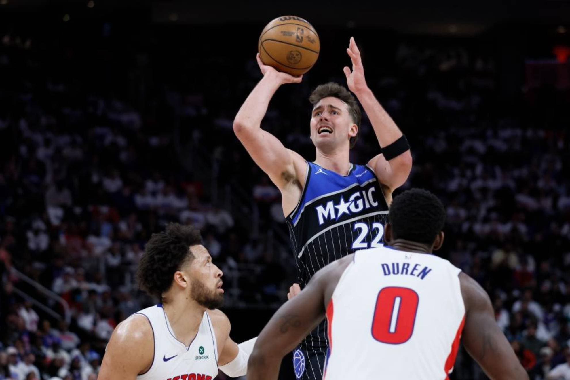 Franz Wagner lanza en presencia de Cade Cunningham y Jalen Duren.