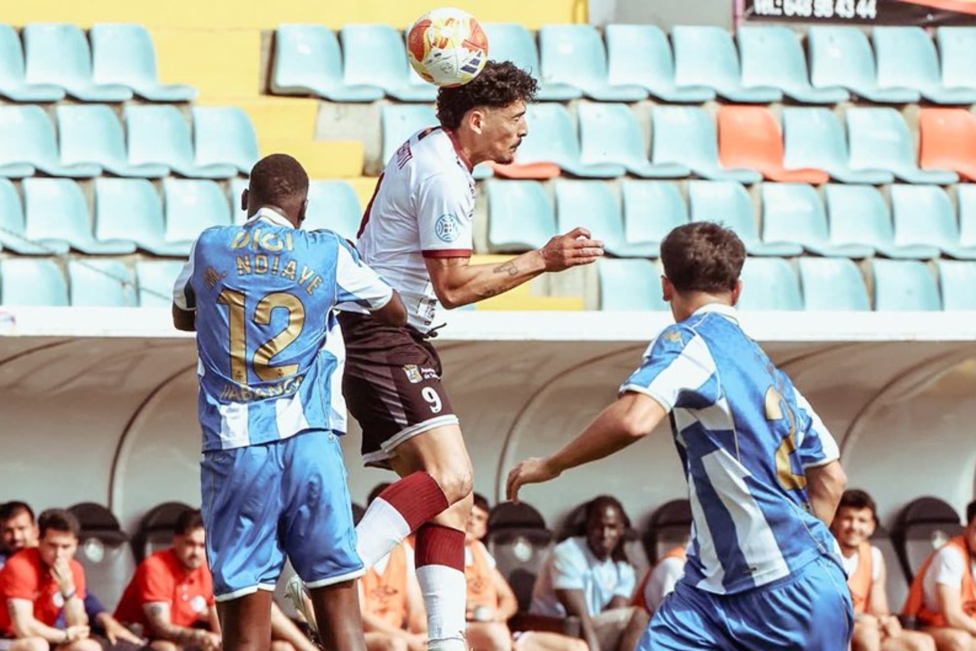 Acción del partido entre el Salamanca y el Deportivo Fabril.