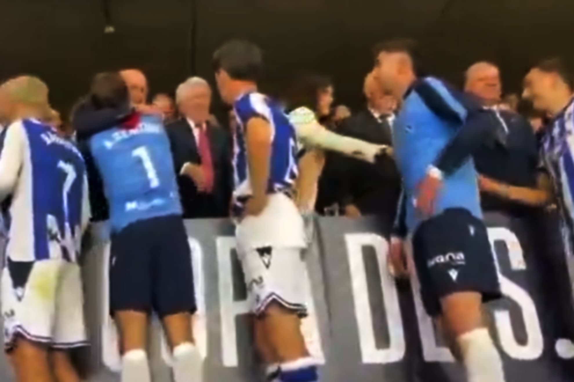 Díaz Ayuso en el momento en que saluda a Mikel Oyarzabal.