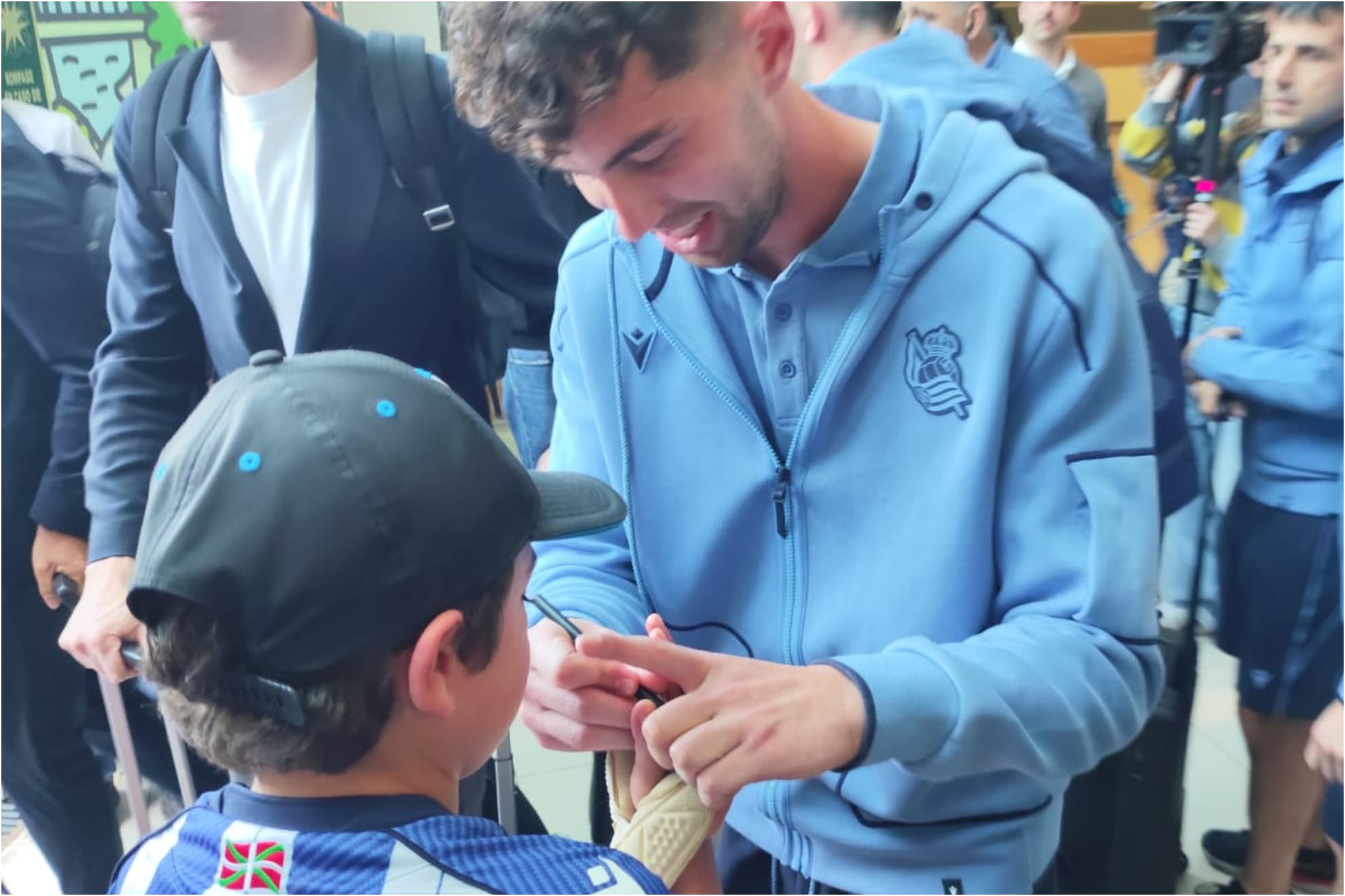 Momento en el que Unai Marrero le firma los guantes a Lander.