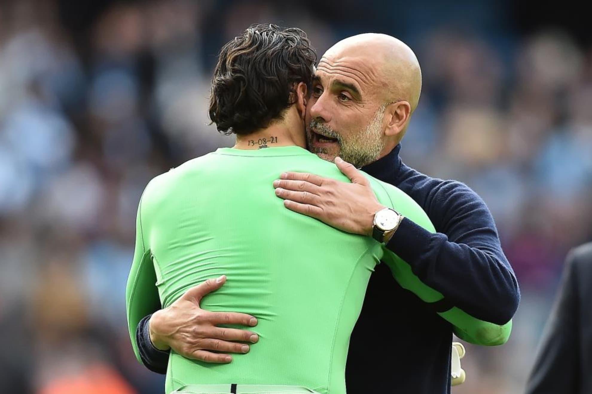 Pep Guardiola saluda a David Raya a la conclusión del Manchester City-Arsenal.