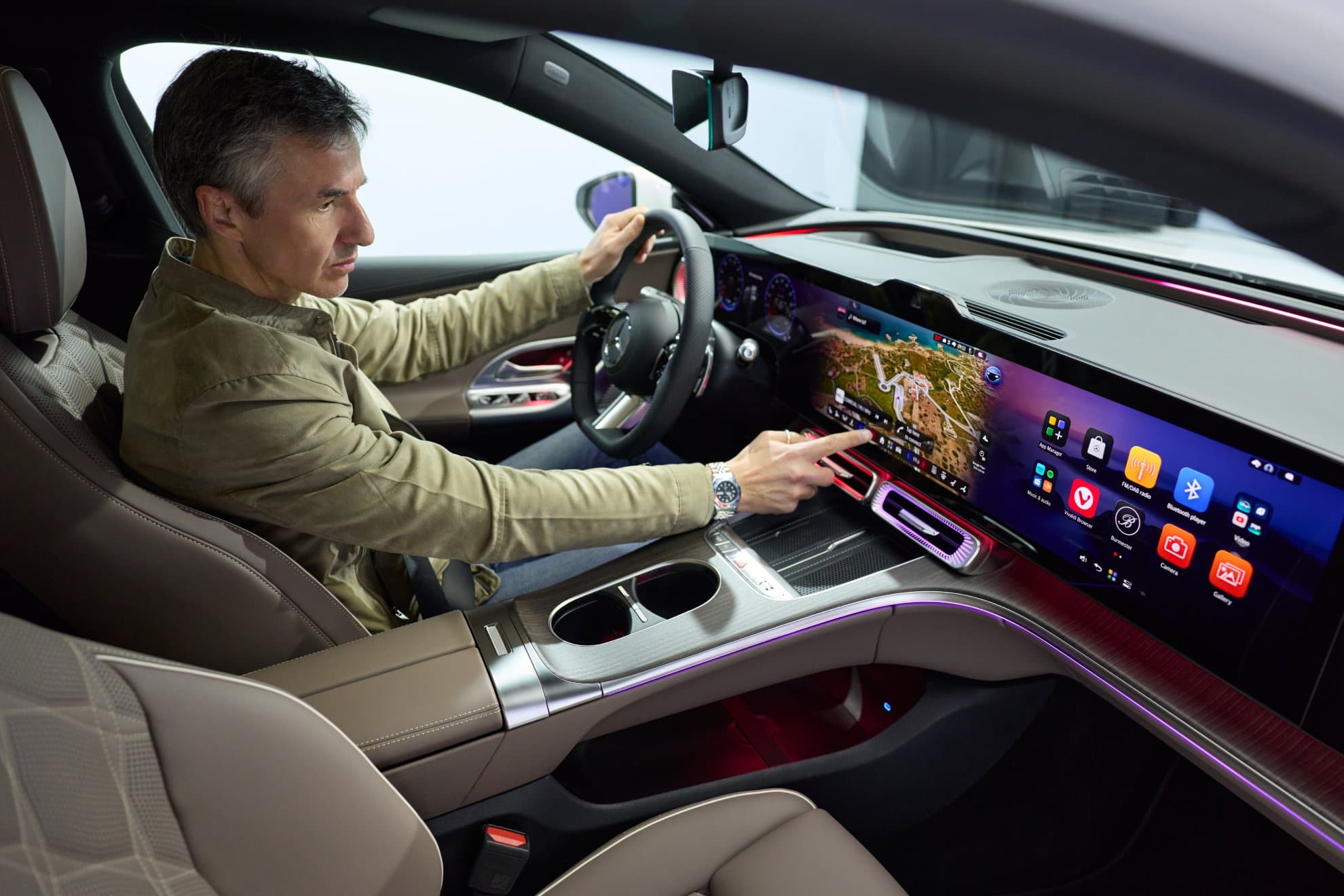 La pantalla triple es de casi un metro de anchura.