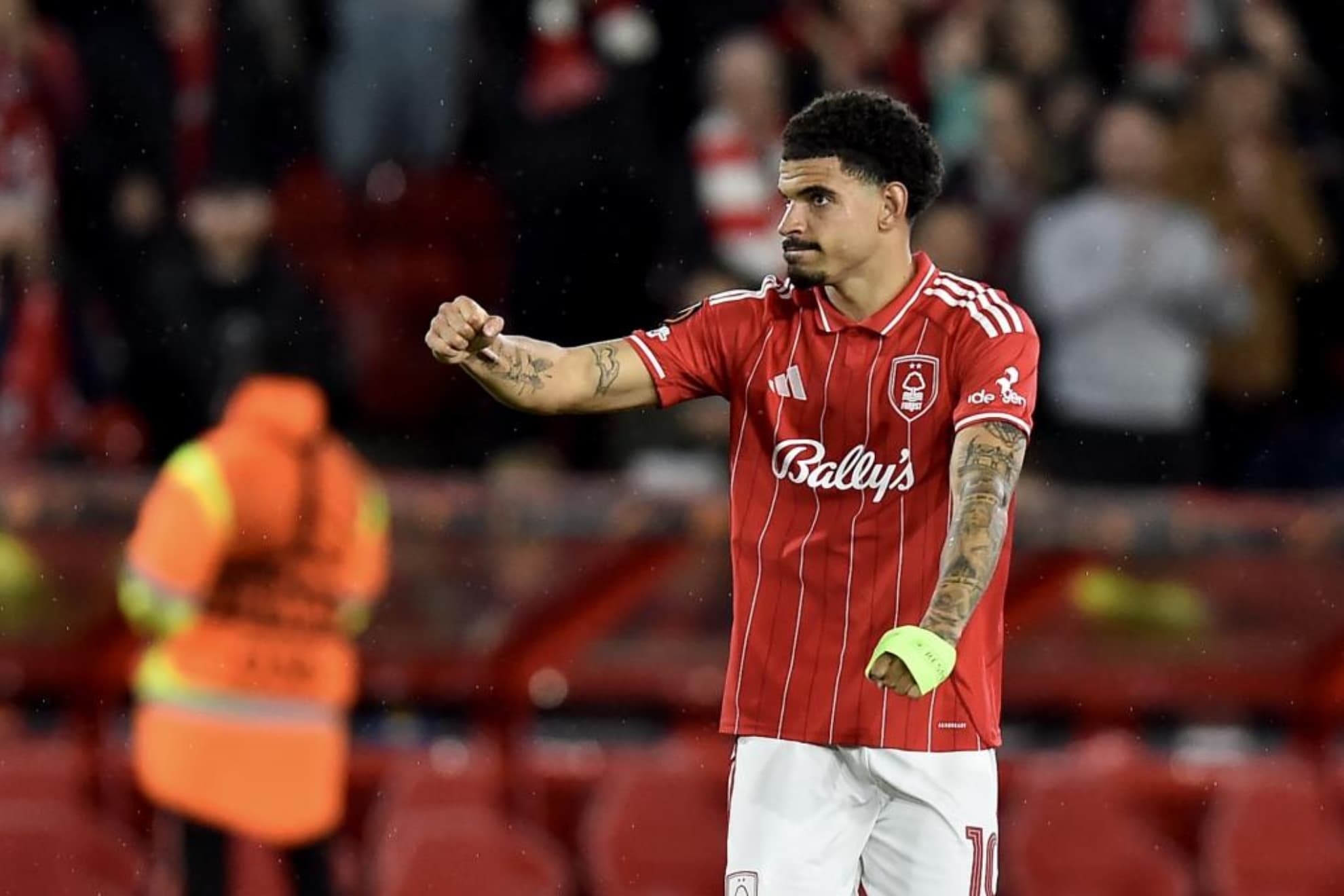 Morgan Gibbs-White celebra su gol al Oporto.