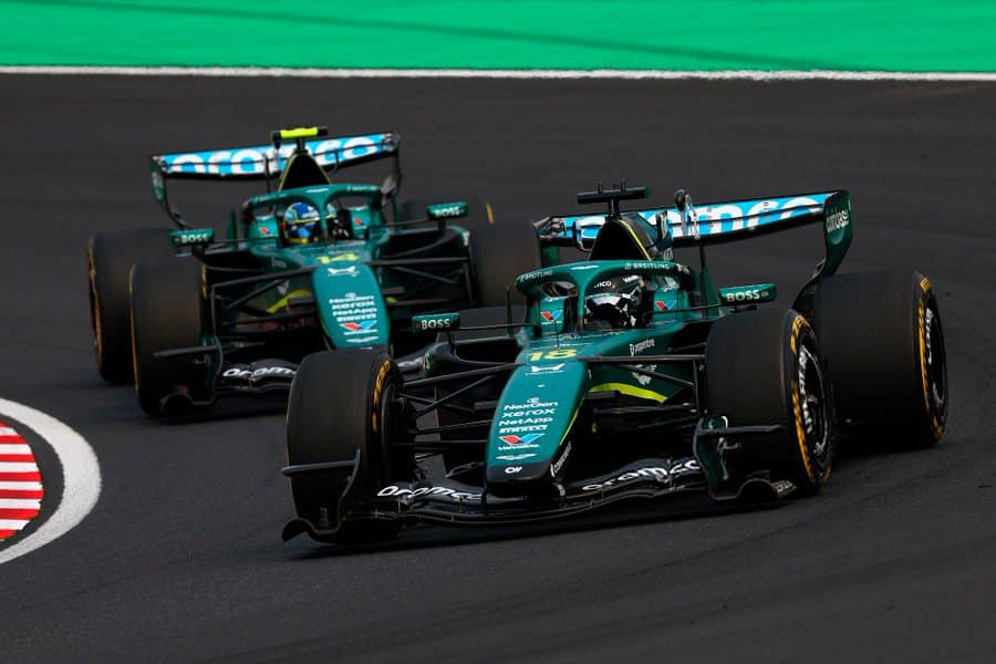 Strol y Alonso, con el AMR26, en el GP de Japón 2026.