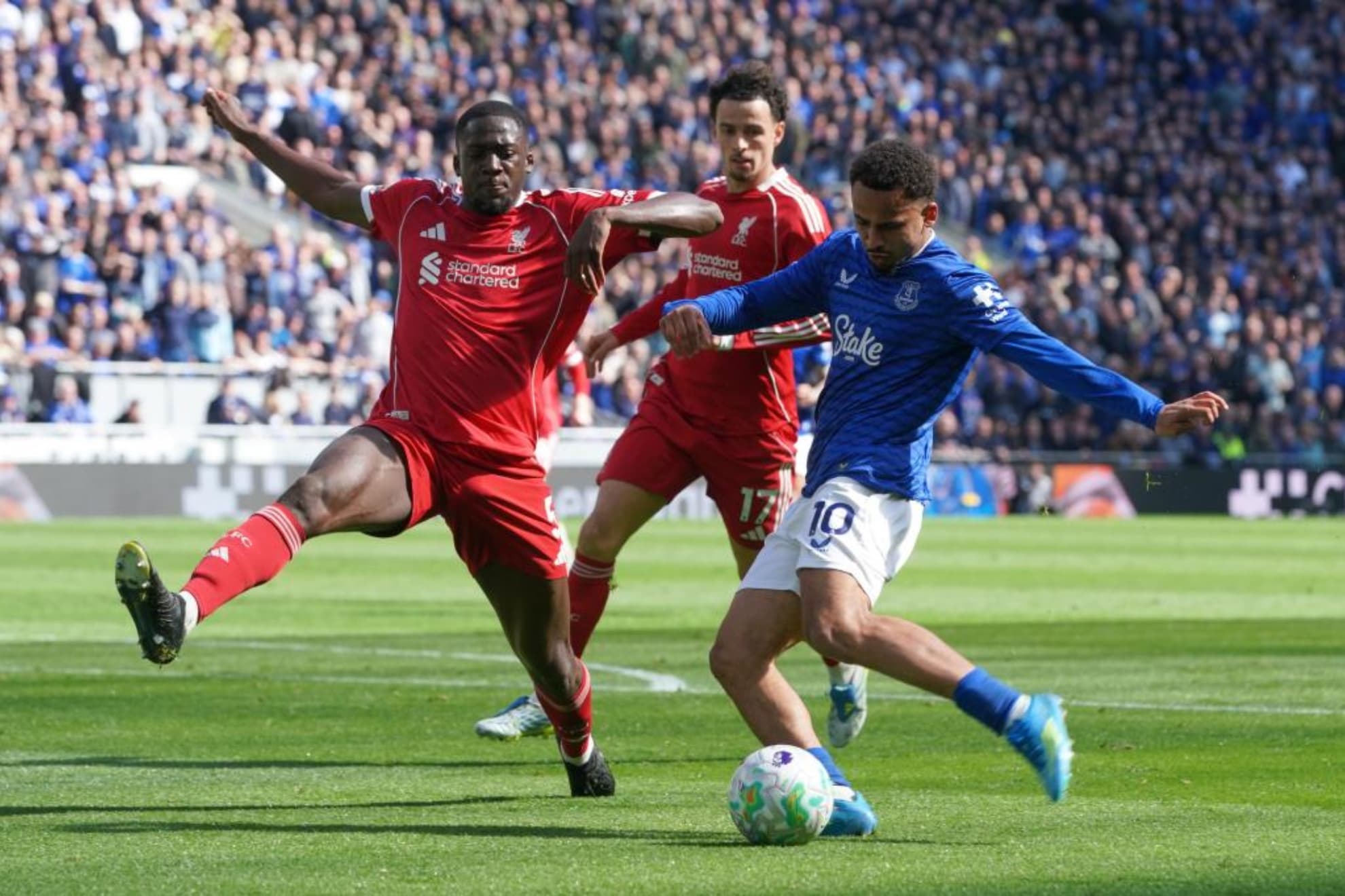 Ibrahima Konaté intenta taponar el disparo de Iliman Ndiaye.