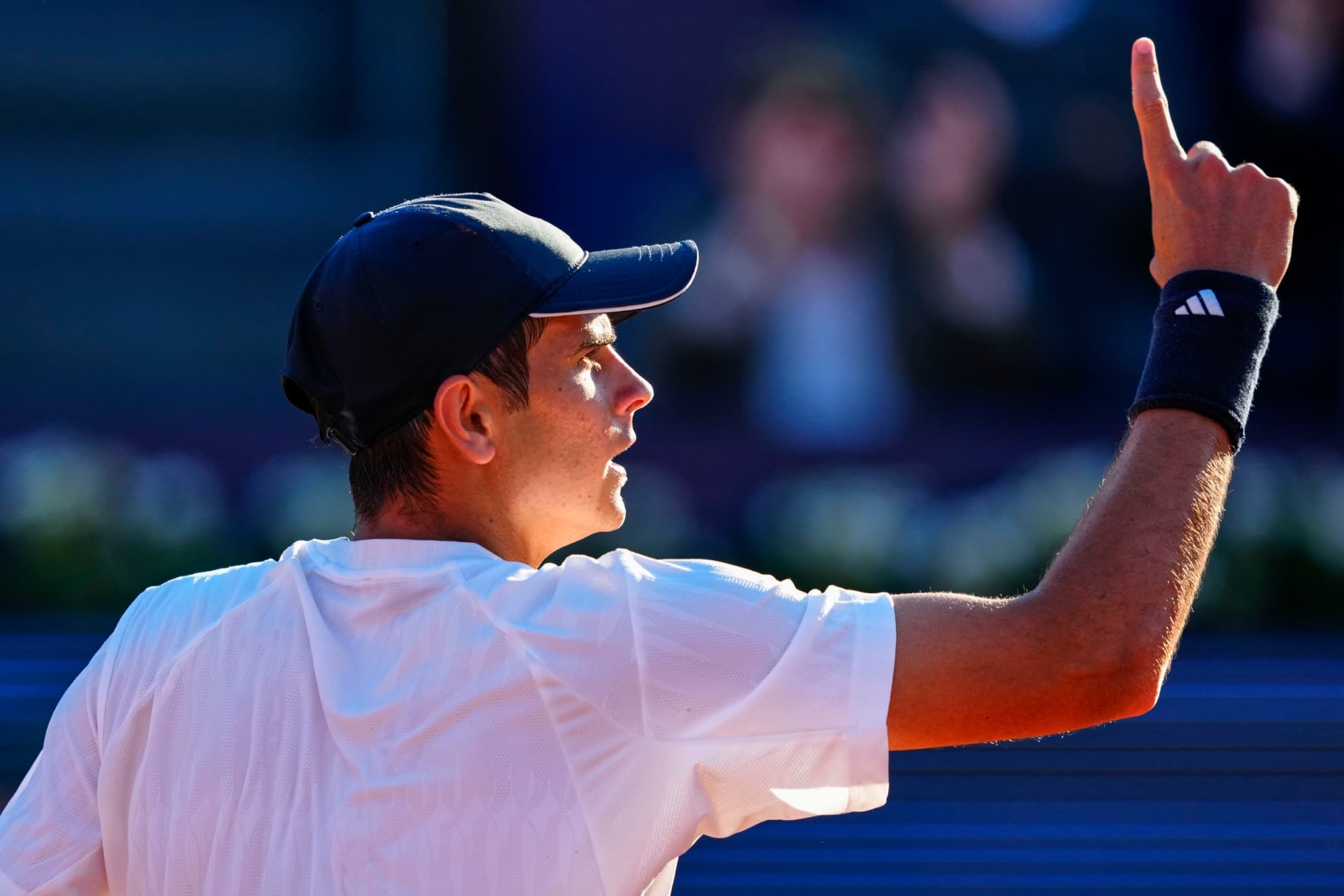 Jódar levanta el dedo.