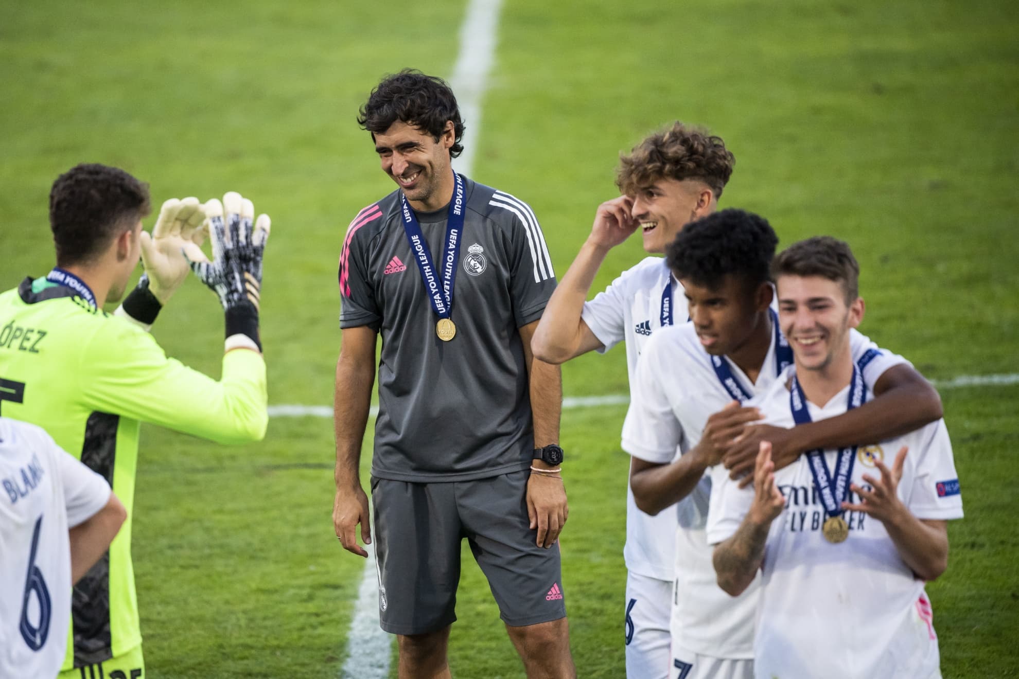 Raúl junto a varios jugadores tras conquistar el título.