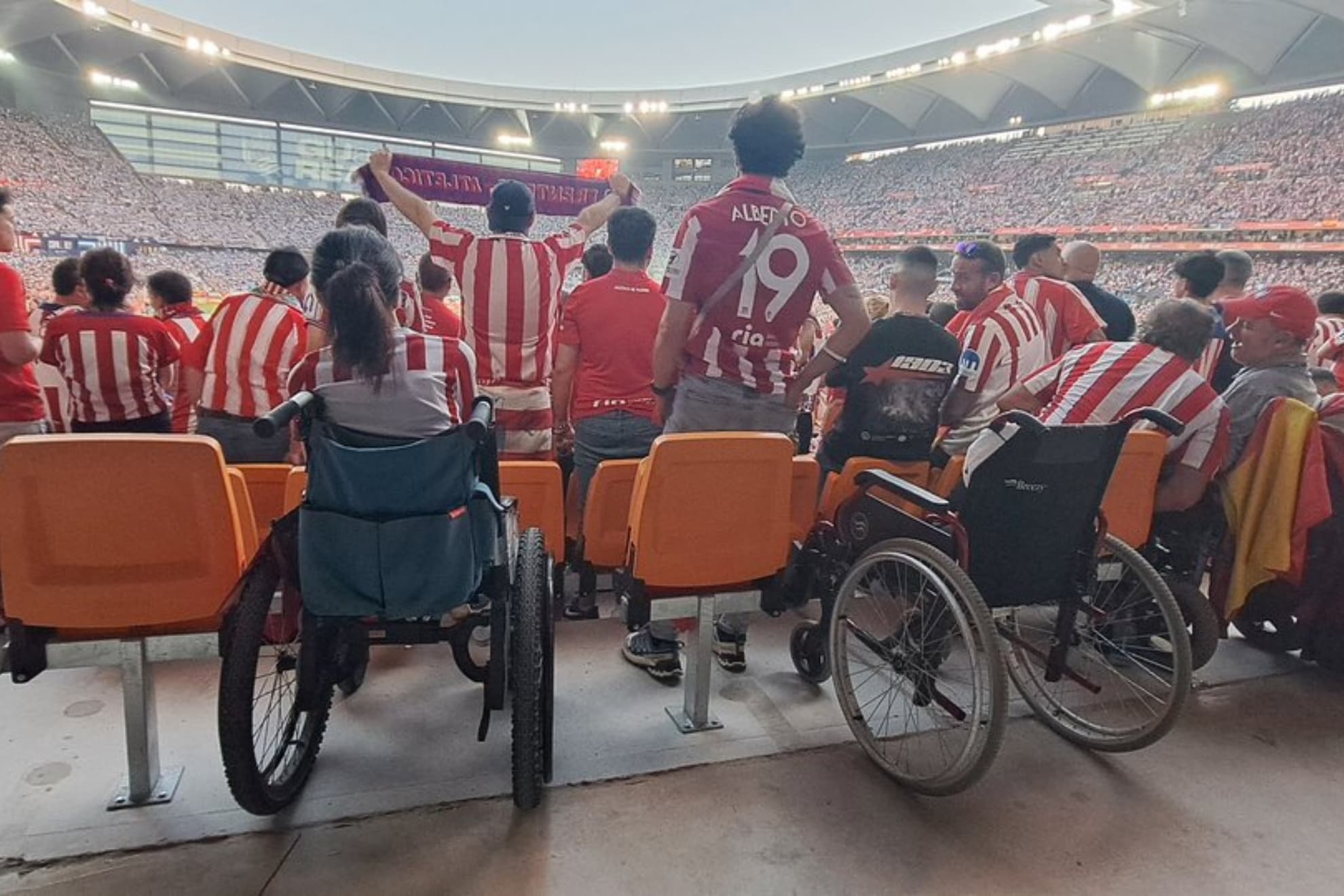 UNA AFICIONADA CON MOVILIDAD REDUCIDA, EN LA CARTUJA.