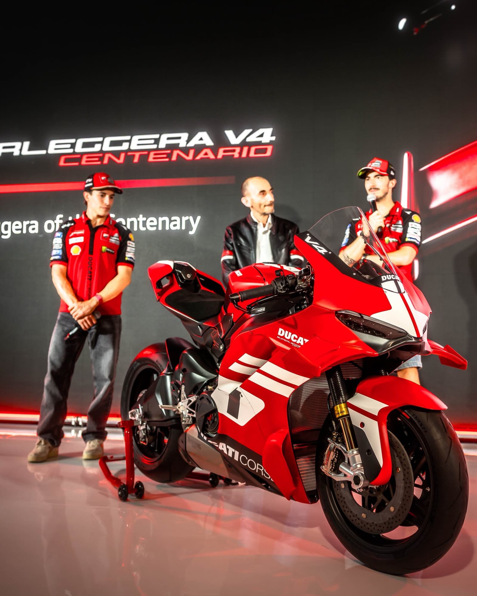 Marc Márquez, Domenicali y Bagnaia, con la Superleggera, en Austin.