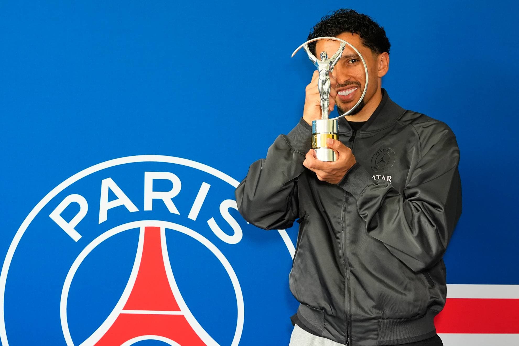 Marquinhos, capitán del PSG, sostiene el trofeo de Laureus al mejor equipo del año.