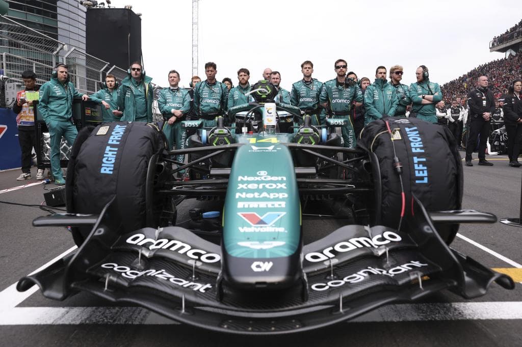 El coche de Alonso y su equipo de mecánicos, antes de la salida en China.