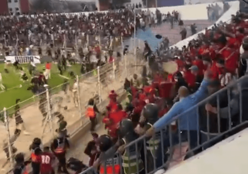 Batalla campal entre las aficiones de ambos equipos.