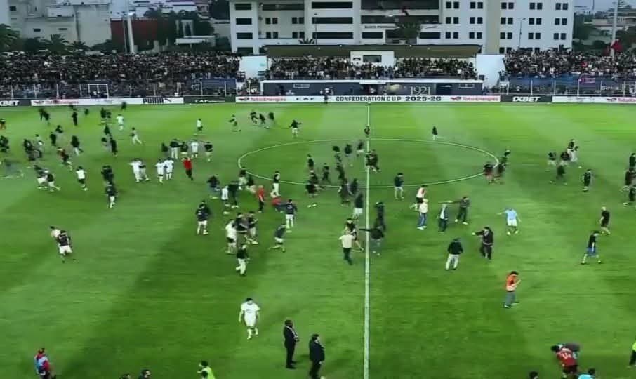 La invasión de campo de los aficionados.