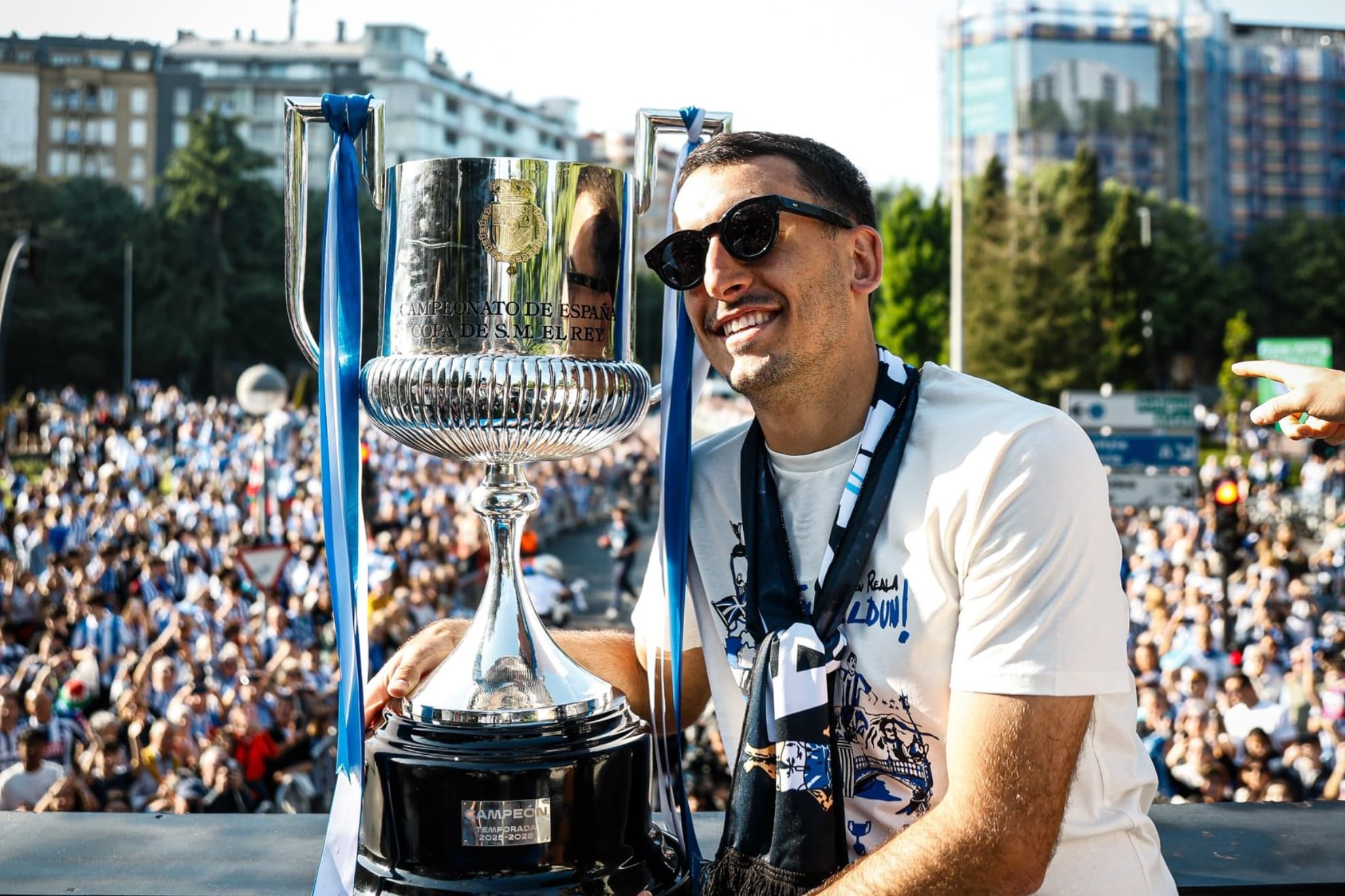 Mikel Oyarzabal posa con la Copa delante de los miles de aficionados que hubo en las calles de San Sebastián.