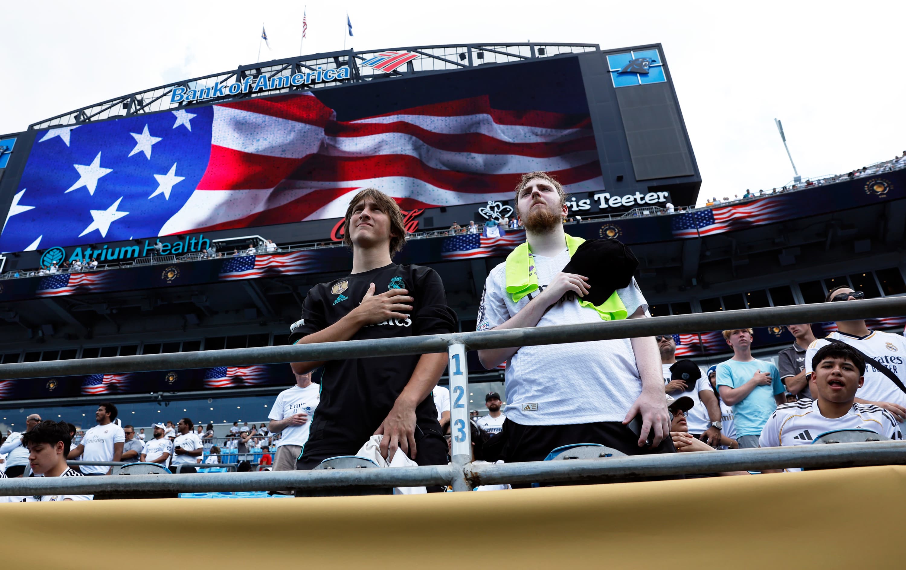 Fans escuchando el himno de EEUU en el pasado Mundial de Clubes.