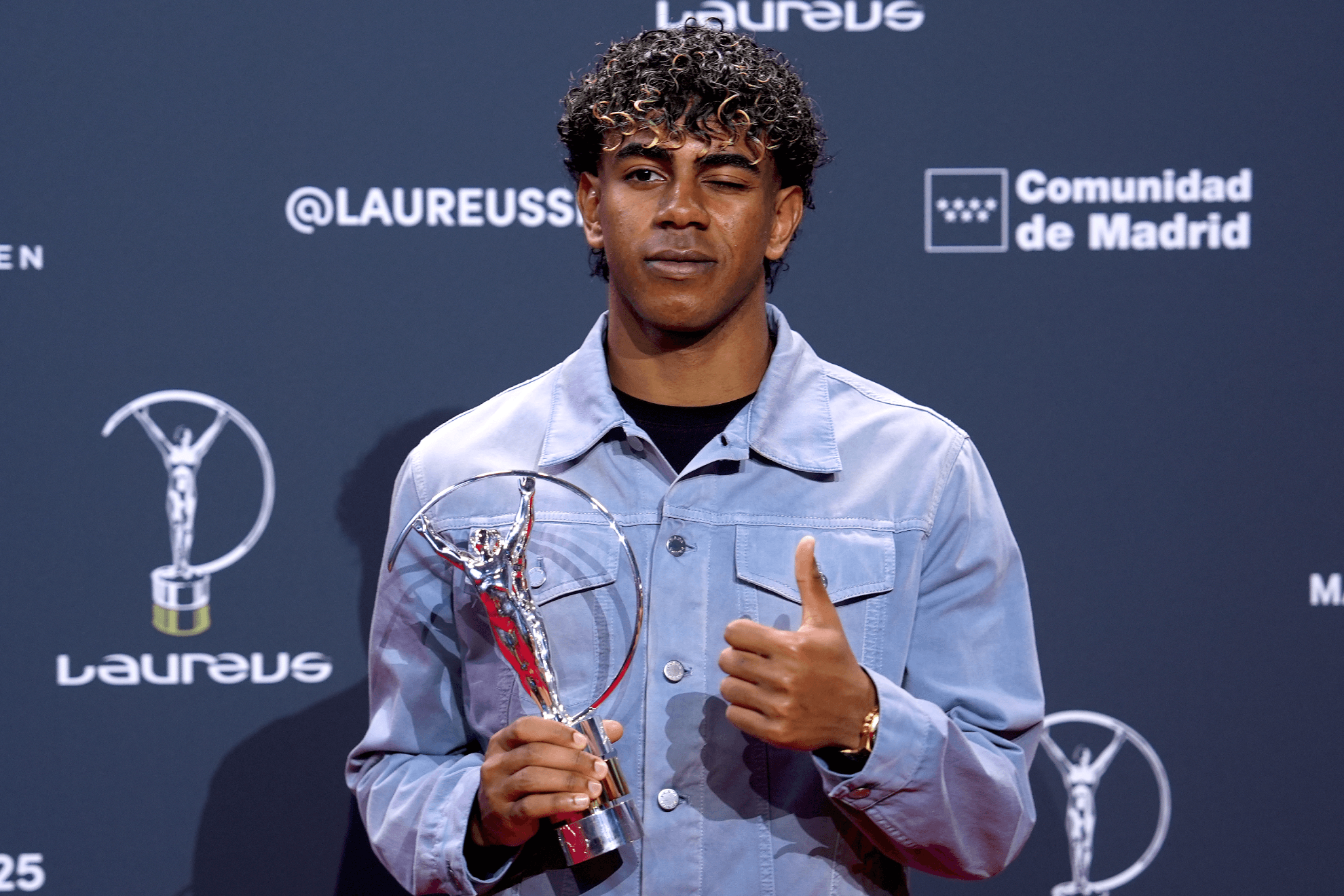 Lamine Yamal posa con su estatuilla de Los Laureus