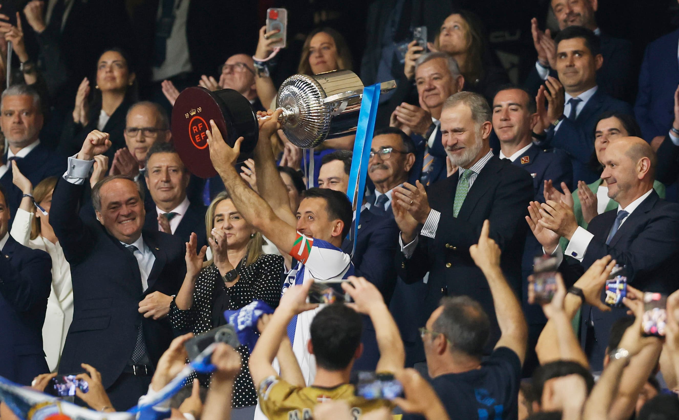Oyarzabal, recogiendo la Copa del Rey en la Cartuja de Sevilla.