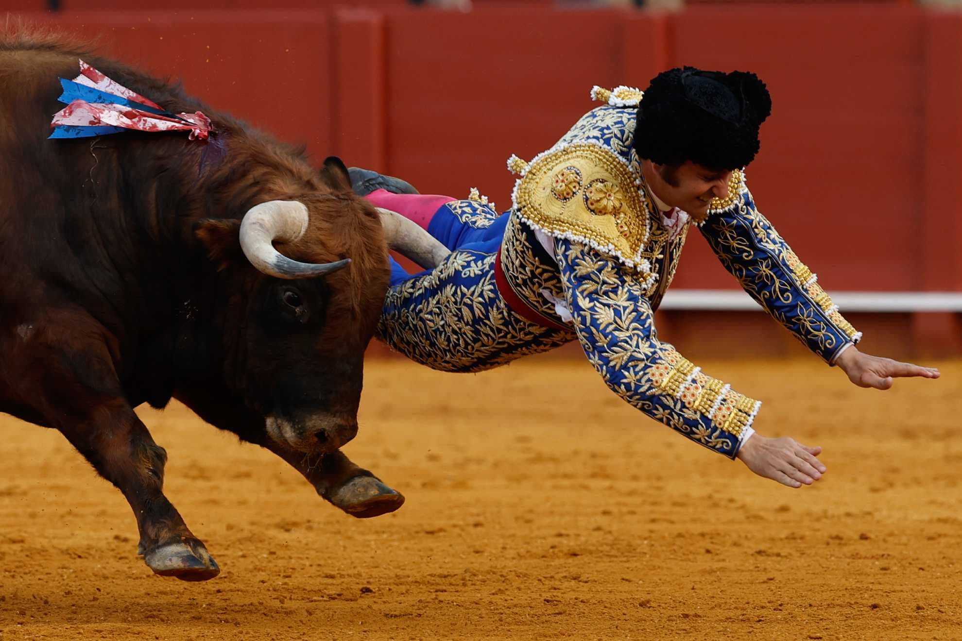 Morante de la Puebla sufre una cogida en la Feria de Abril de Sevilla