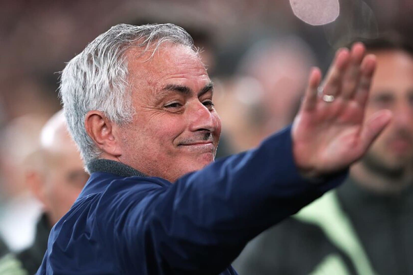 Mourinho saludando en un partido con el Benfica.