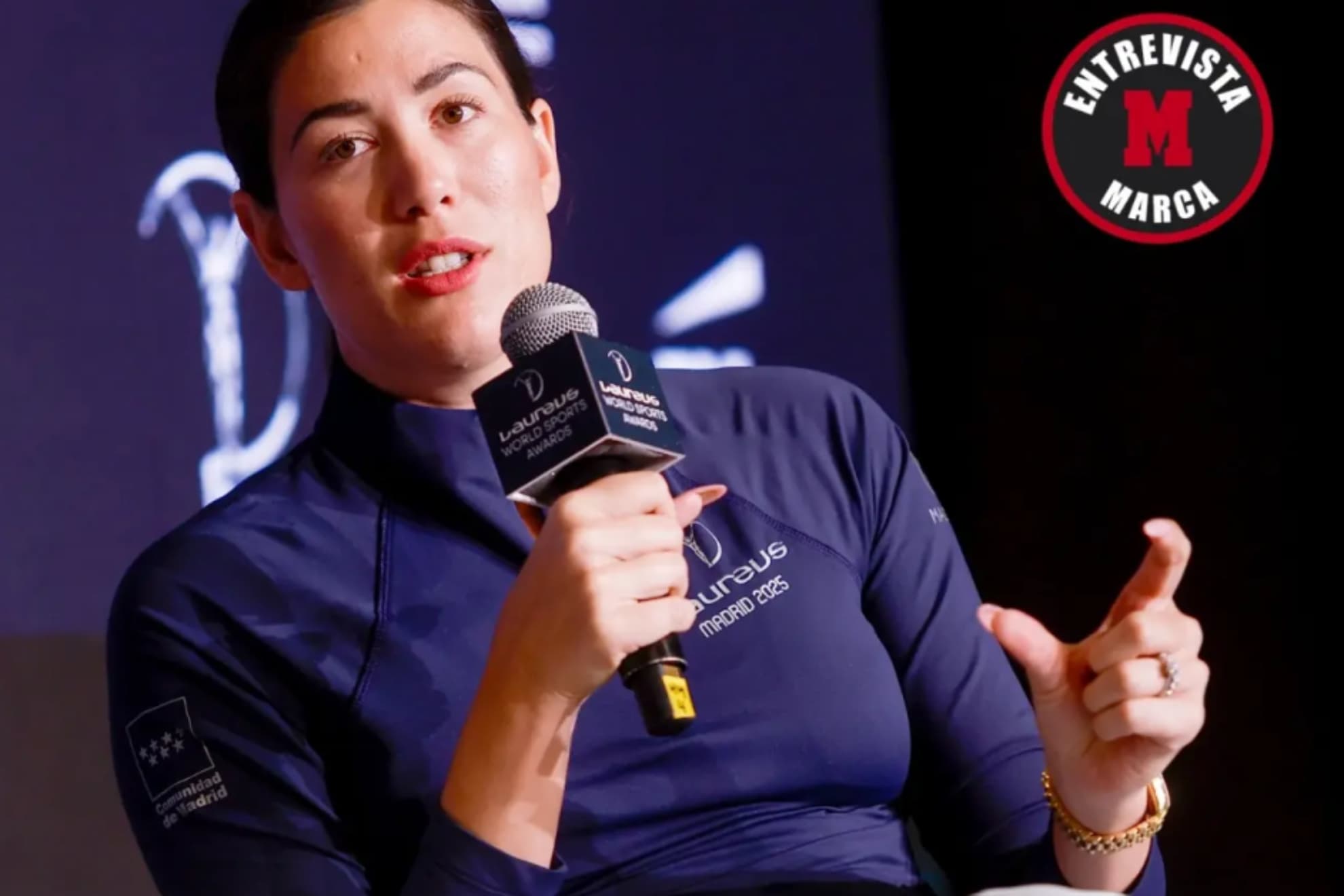 Garbiñe habla en un acto.